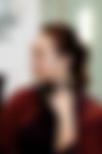 Arina wore exceptional yellow and white diamond rings,