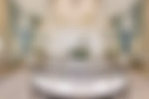 In addition to the ready-made pieces presented in the boutique,