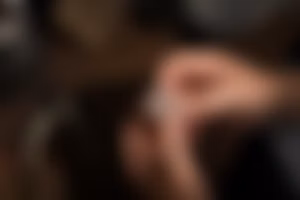 Одно произведение заслуживает особого внимания: это искусно выполненная брошь