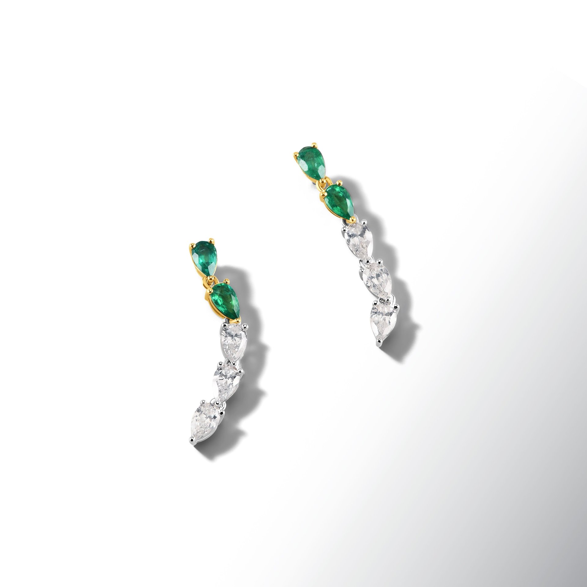 Серьги-пусеты с изумрудами и бриллиантами в белом золоте, 1.152 карата.