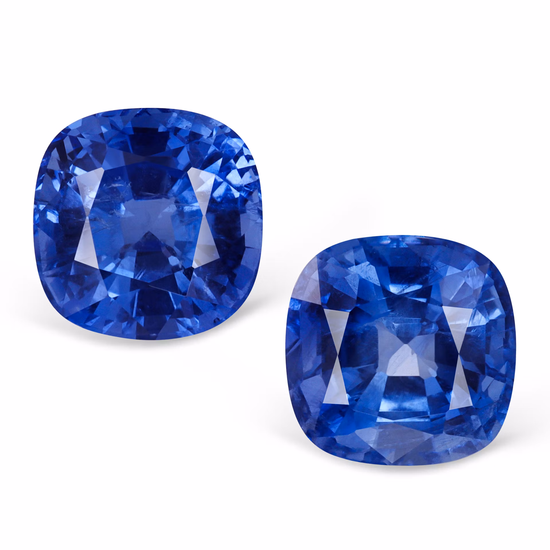 Пара сапфиров 1.80 и 1.94 карат с центральным камнем 1.8 кт