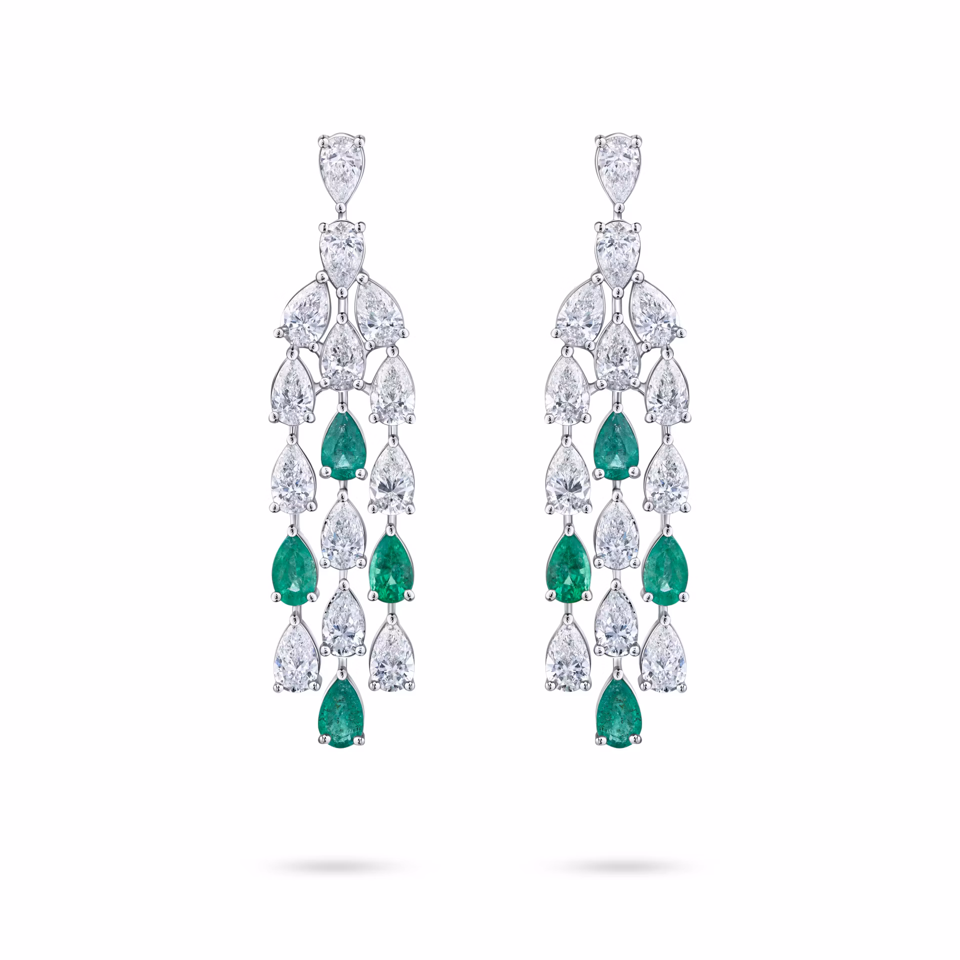Серьги из белого золота с бриллиантами 4.61 карат и изумрудами 1.54 карата