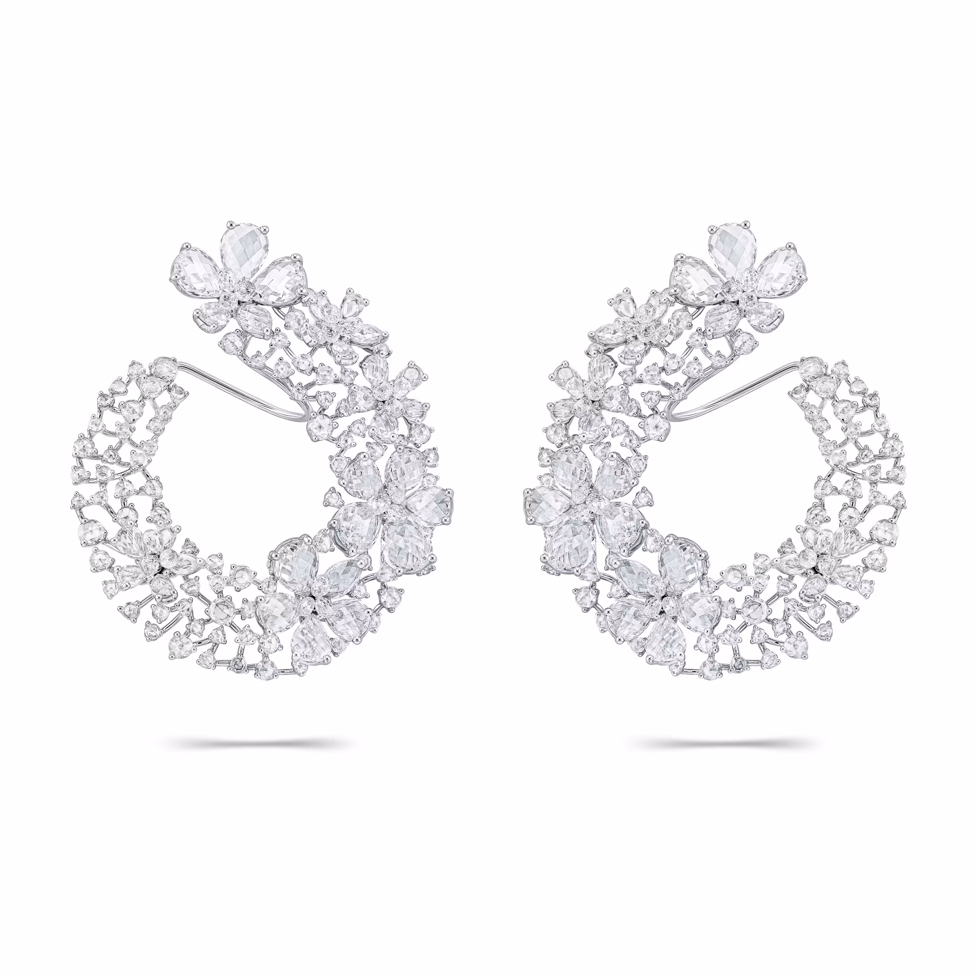 Серьги-конго с бриллиантами 20.83 карата, центральный камень — бриллиант.