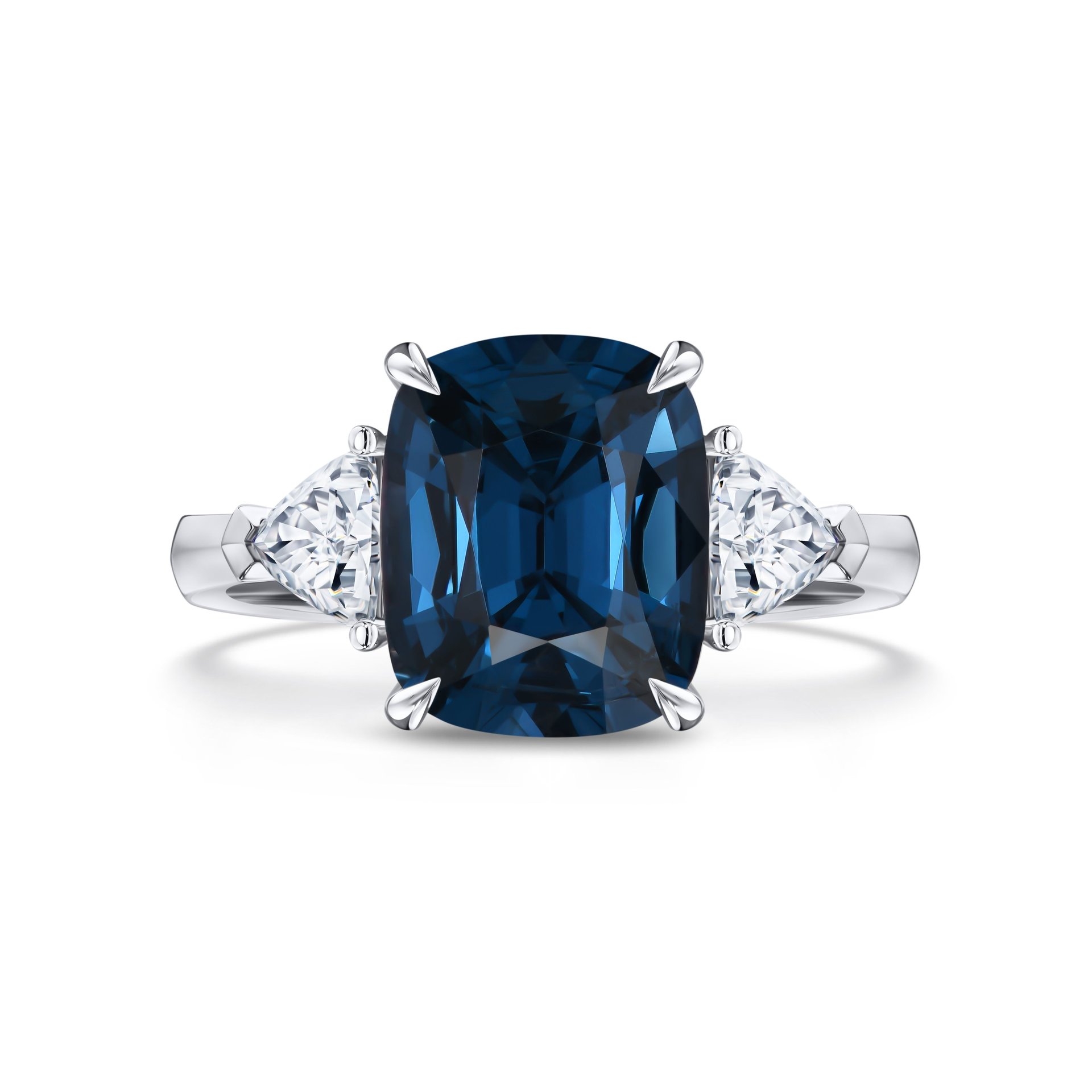 Кольцо из белого золота с центральной шпинелью 3.36 карата.