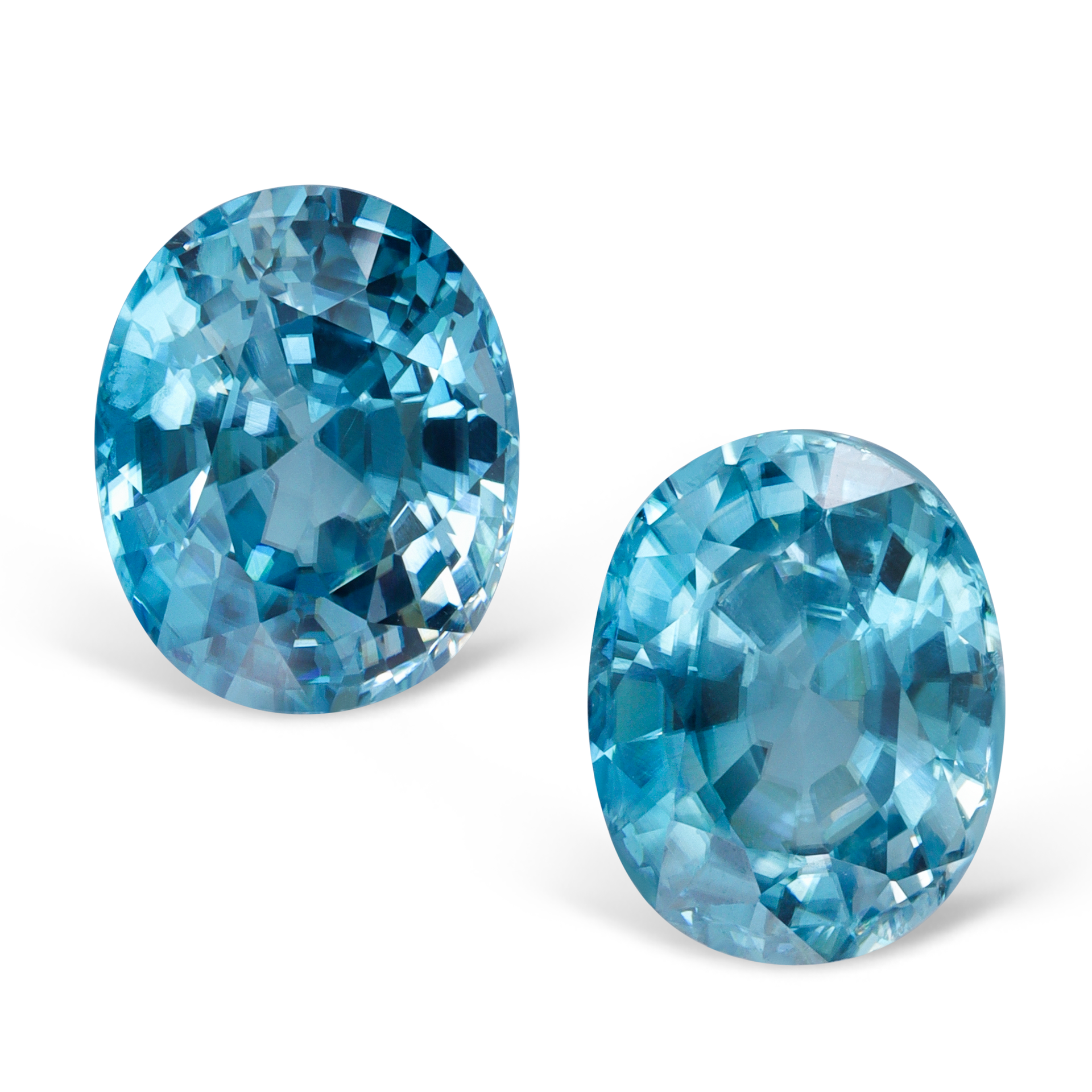 Пара цирконов с центральным камнем 3.20 карат, вес 3.05 карат