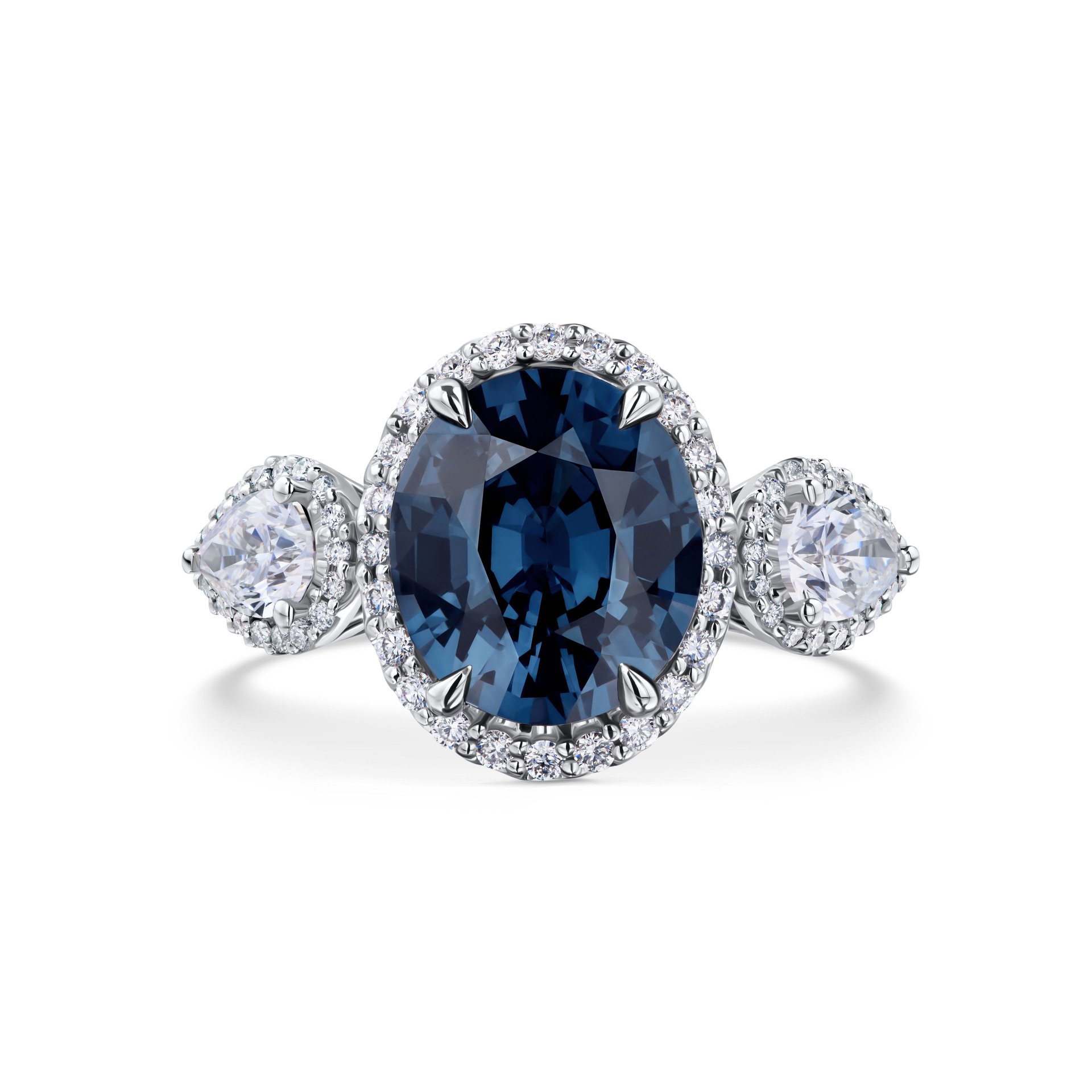 Кольцо из белого золота с центральной шпинелью 3.5 карата