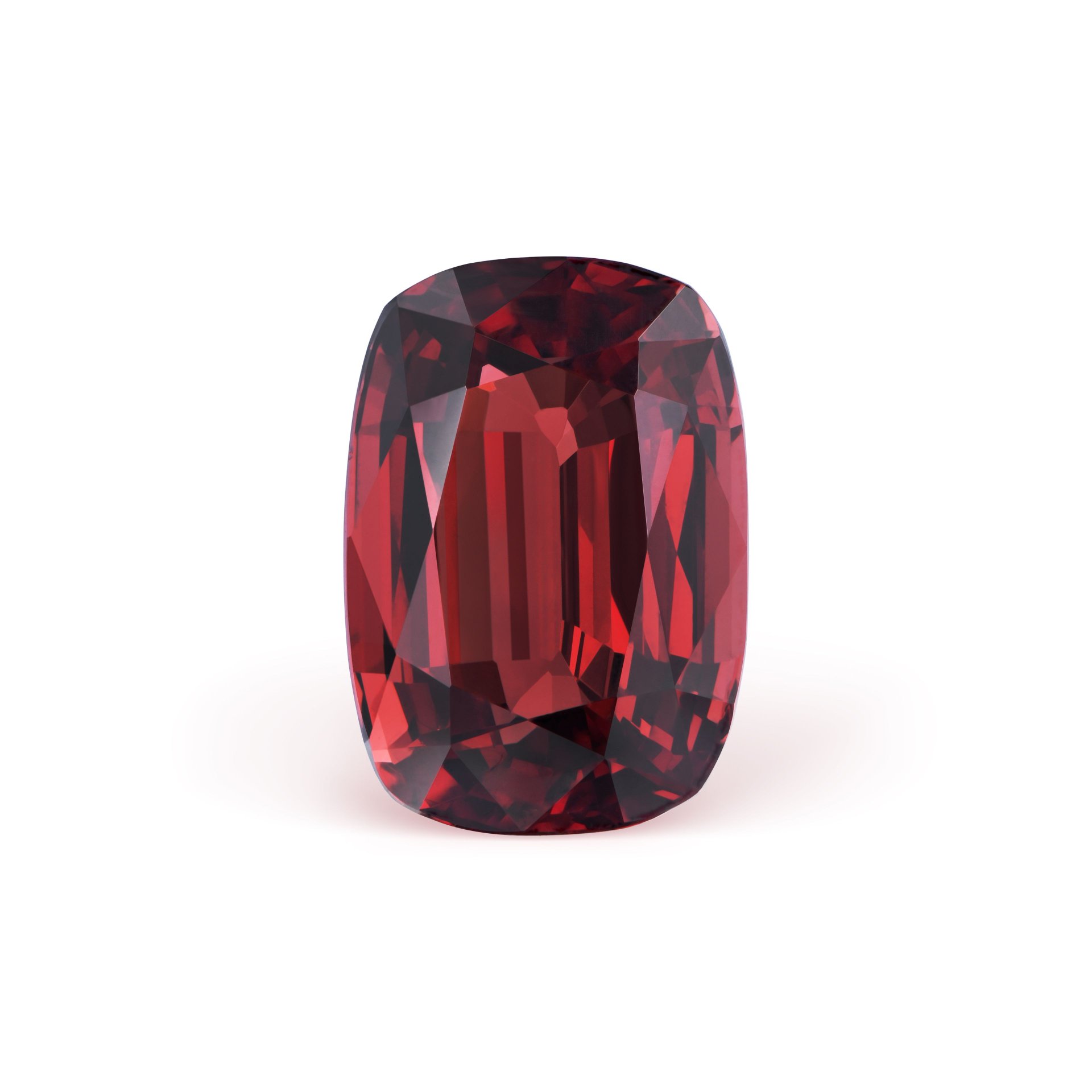 Кольцо с центральной шпинелью 5.34 карата в элегантном дизайне.