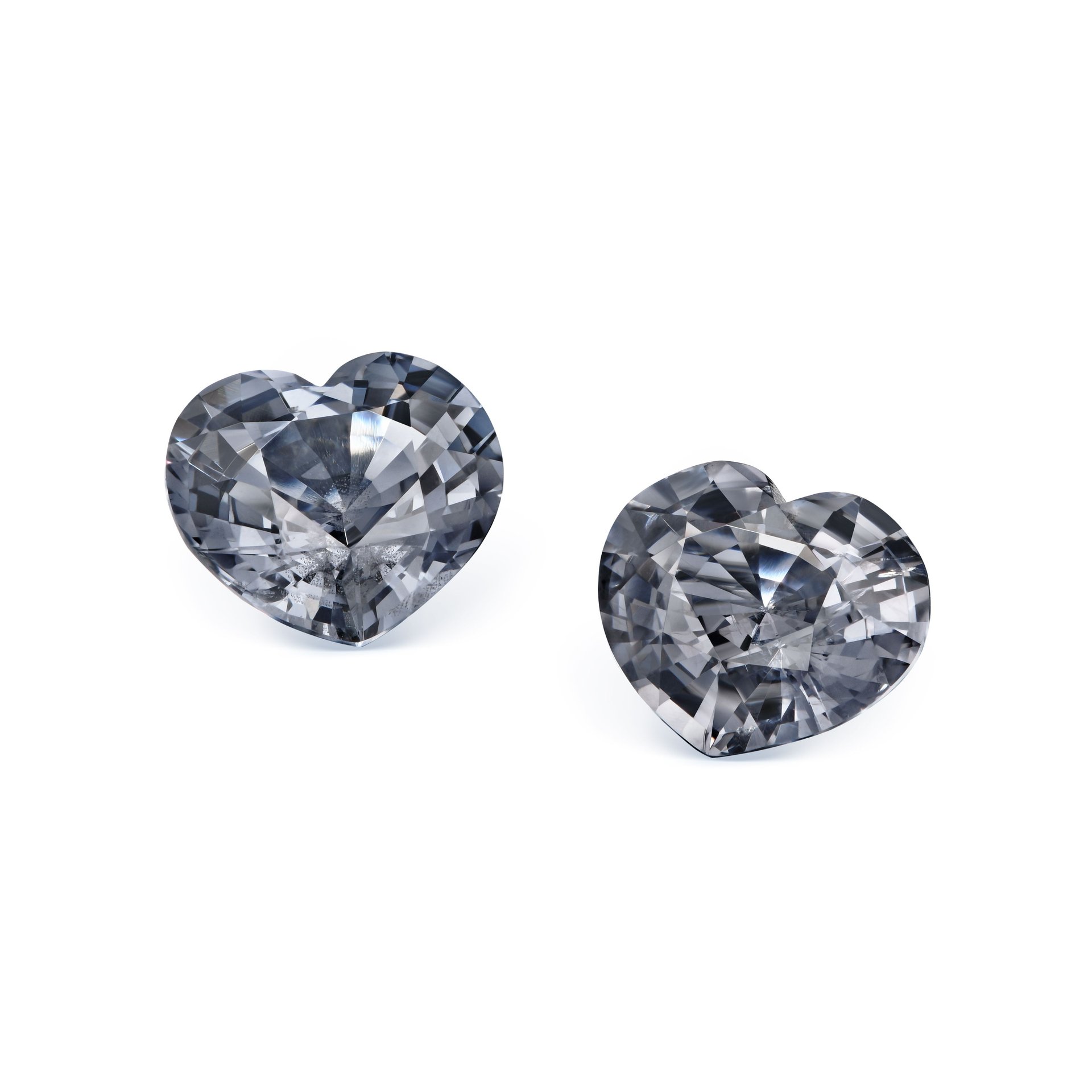 Пара шпинелей 2.40 и 2.10 карат, центральный камень шпинель.