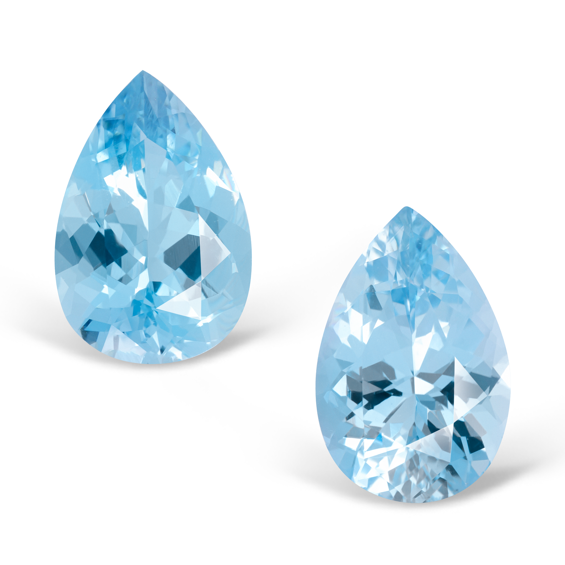 Пара аквамаринов 1.99 и 1.85 карат в изящном ювелирном исполнении