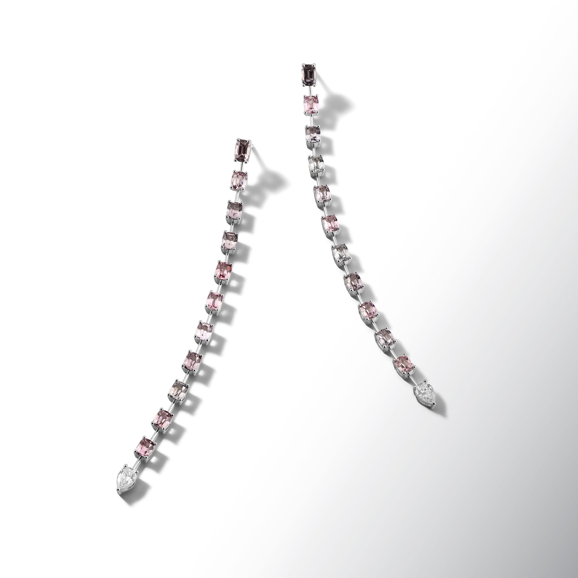 Серьги-пусеты из белого золота с бриллиантами и шпинелями 11.543 карата.