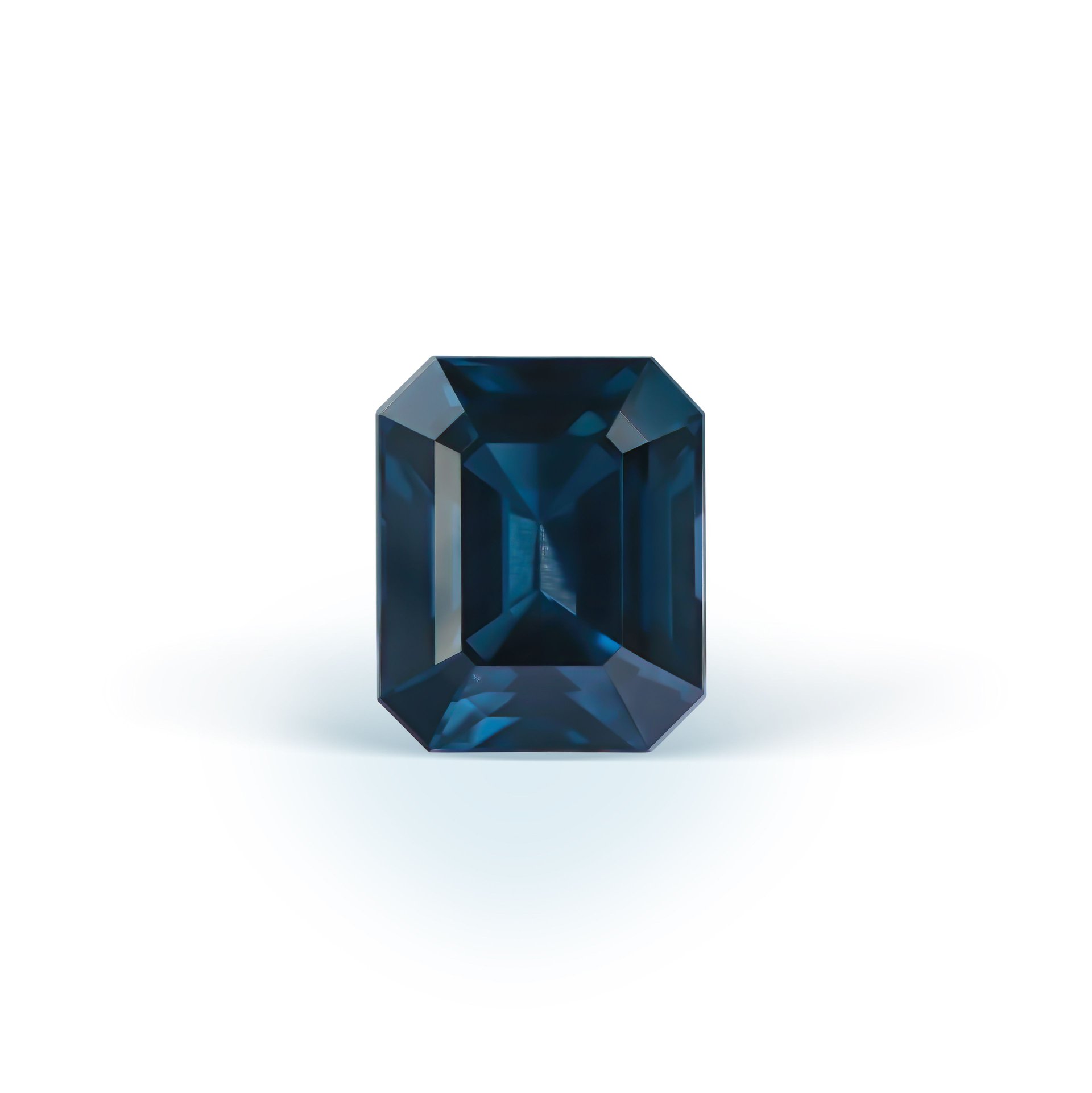 Шпинель насыщенного красного цвета весом 4.18 карата, крупный драгоценный камень