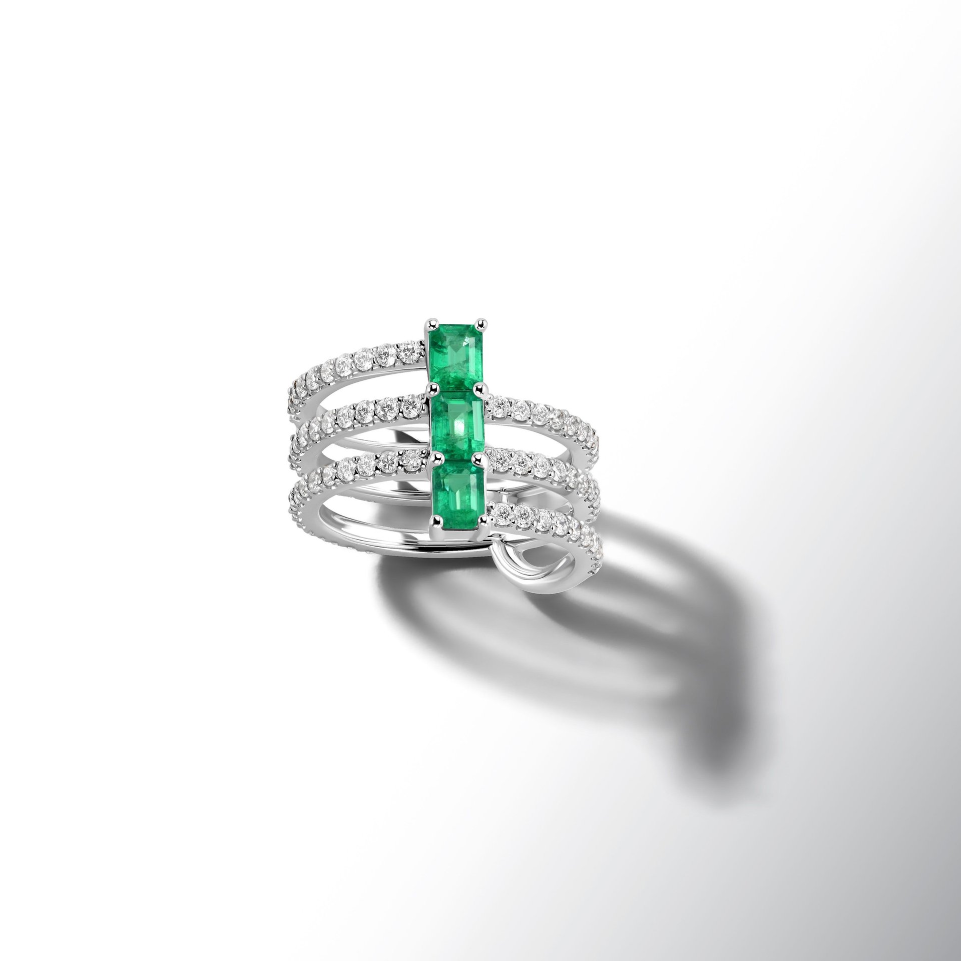 Кольцо на мизинец из белого золота с изумрудами и бриллиантом 0.646 карат