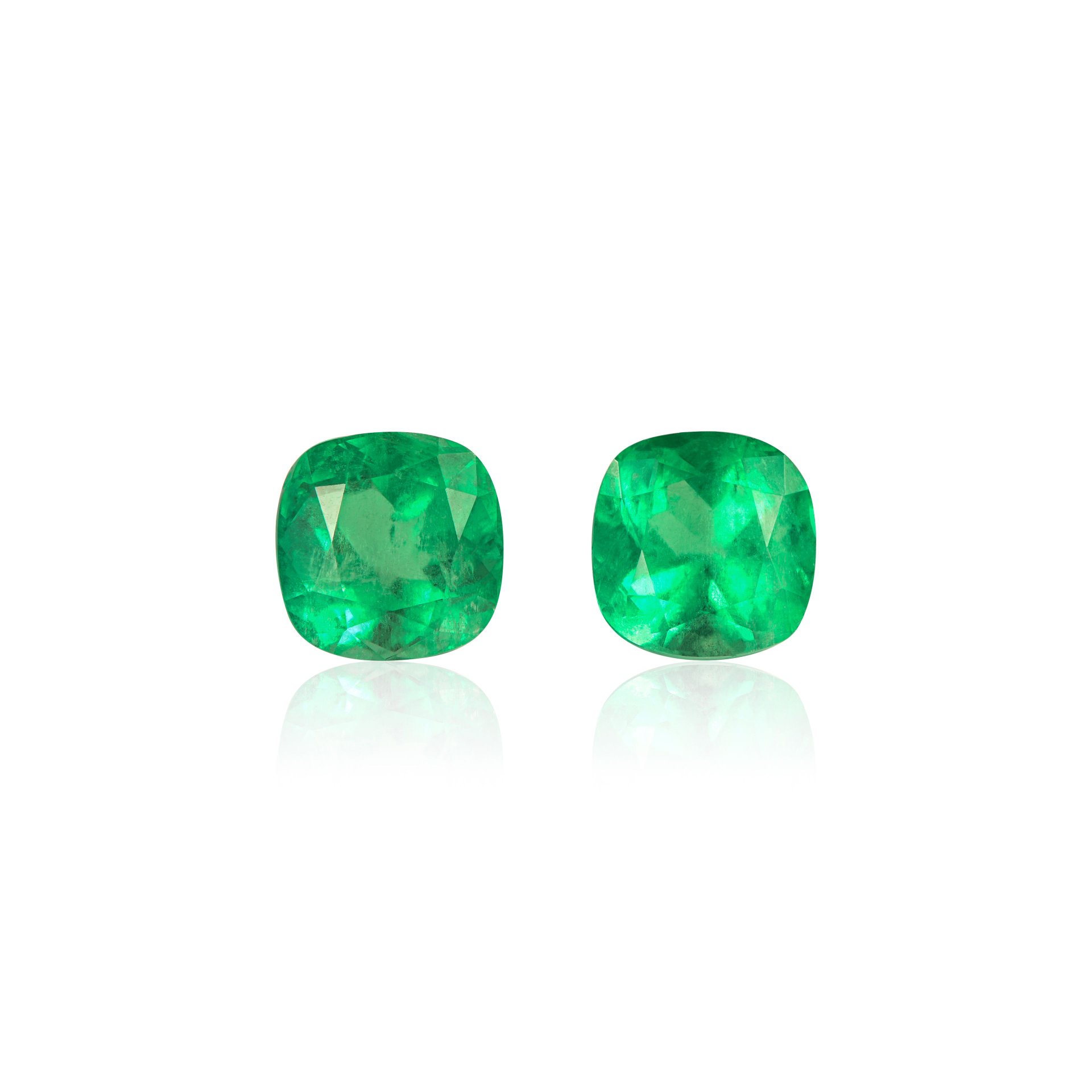 Пара изумрудов 4.63 и 4.84 карата, насыщенный зелёный цвет