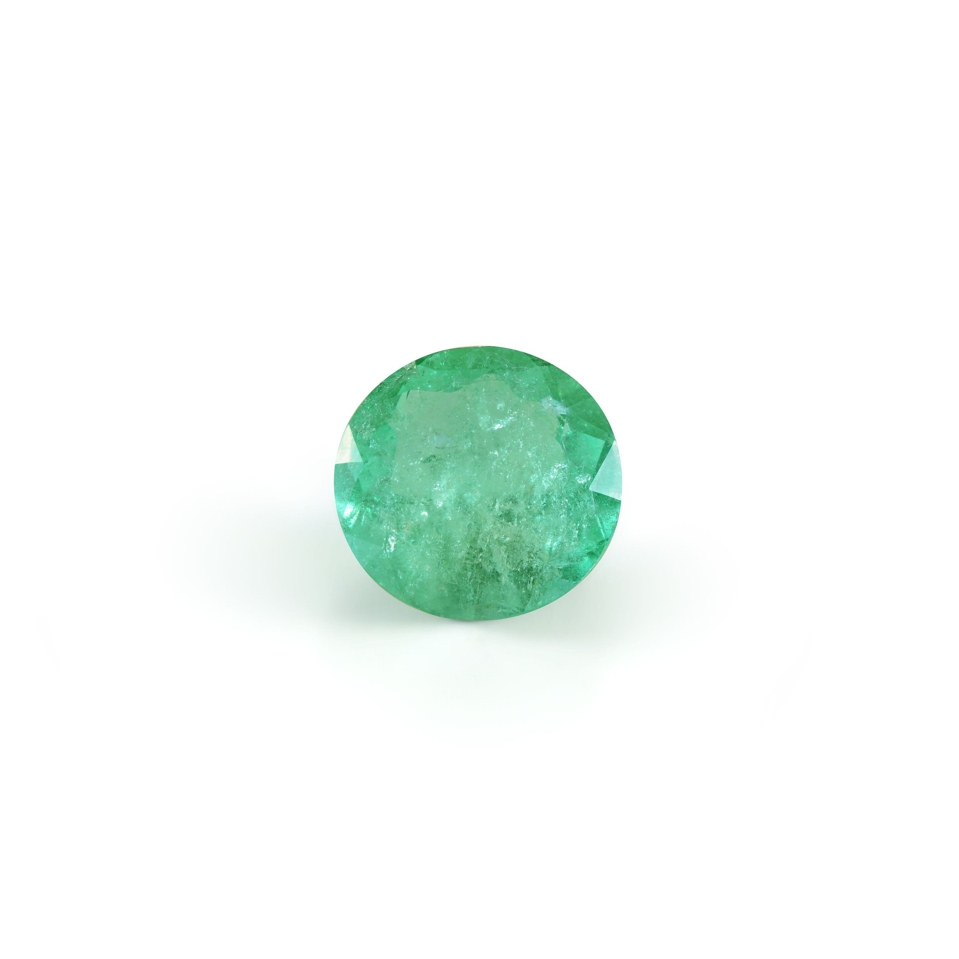 Изумруд 11.83 карата крупным планом, насыщенный зелёный цвет