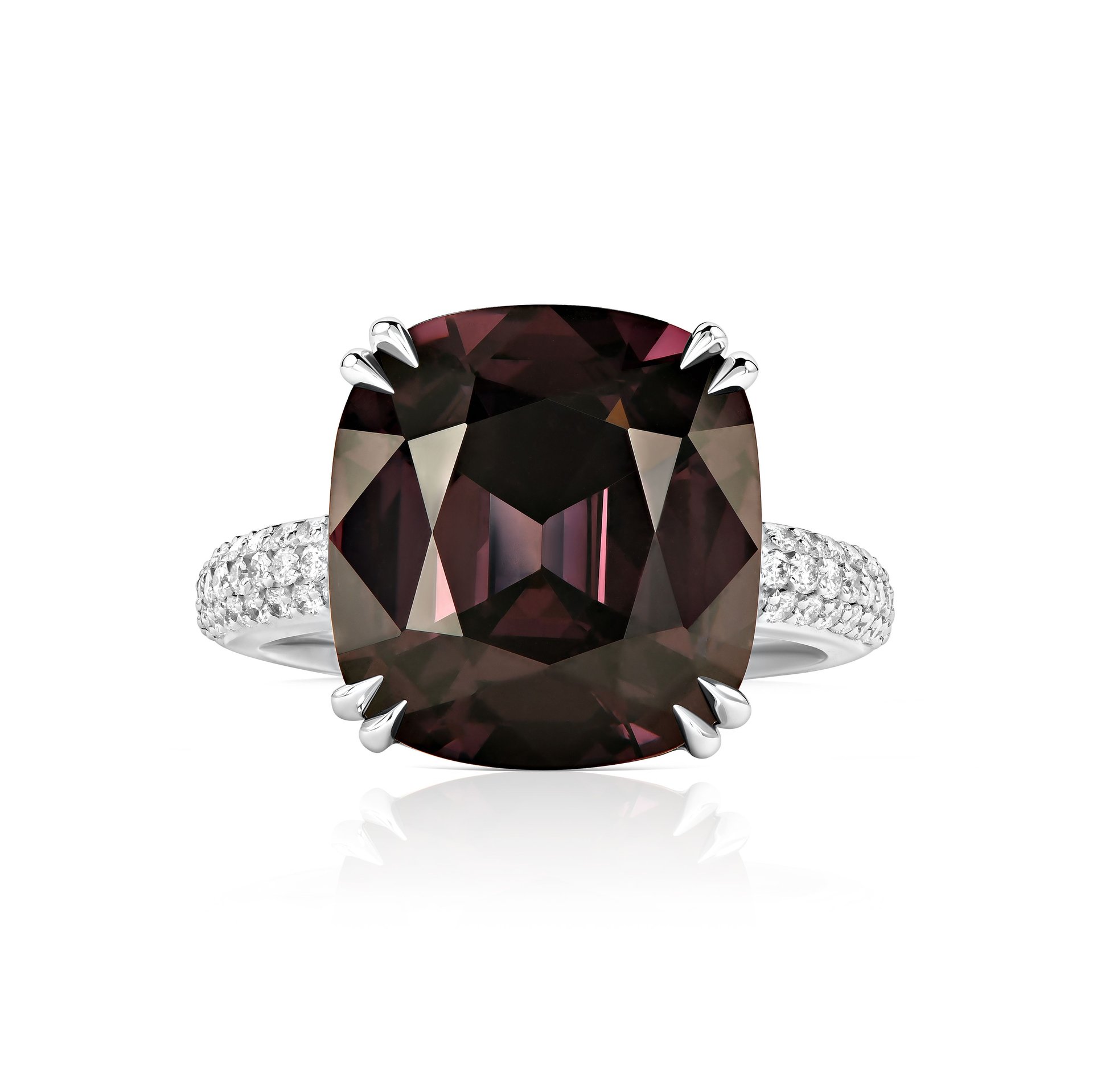 Кольцо из белого золота с крупной шпинелью 9.63 карата