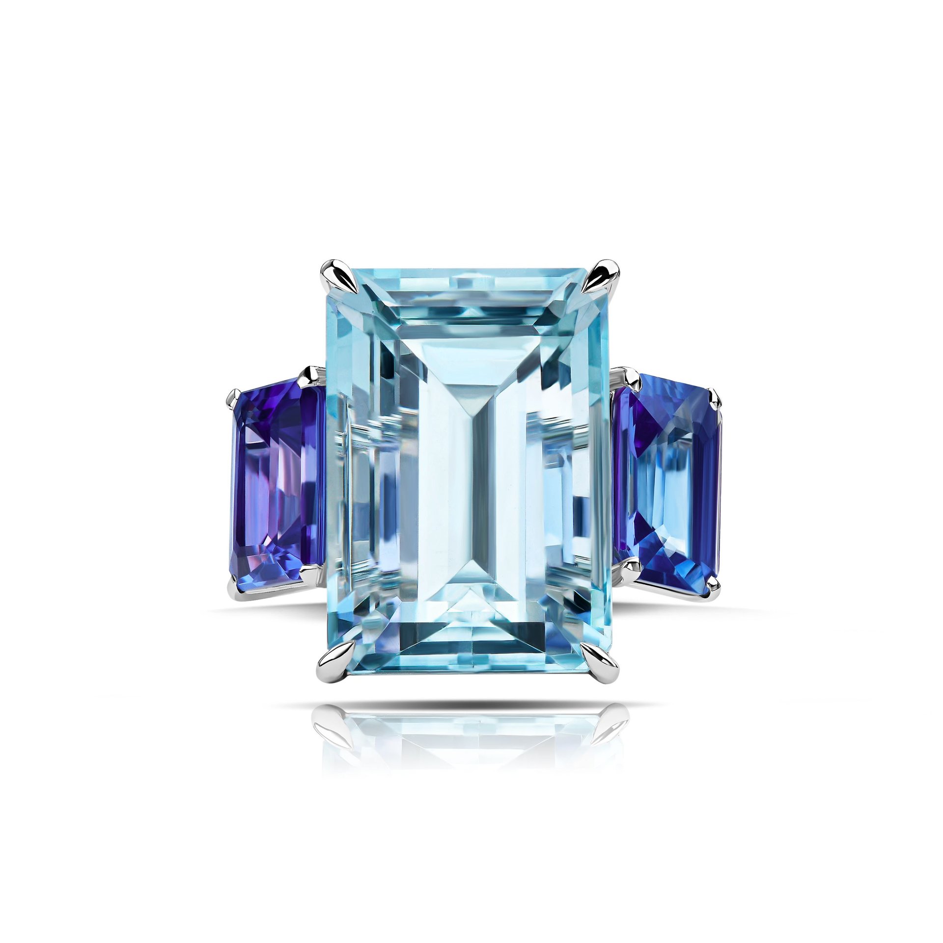 Кольцо с аквамарином 10.06 карат и танзанитами в белом золоте