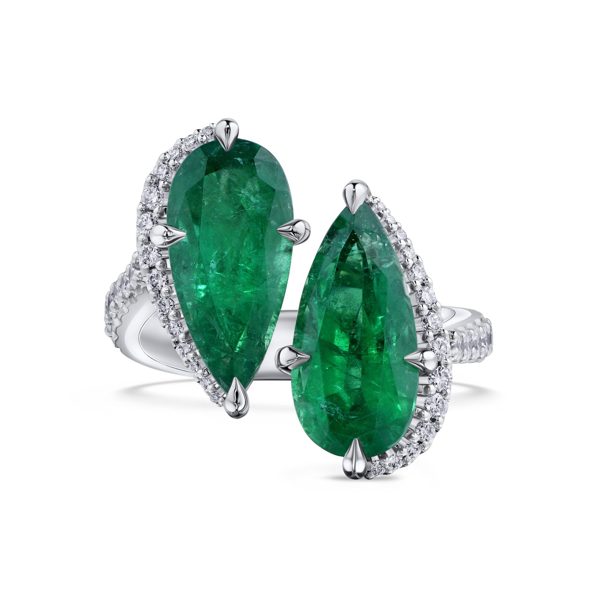 Кольцо из белого золота с изумрудами 2.70 и 2.84 карата