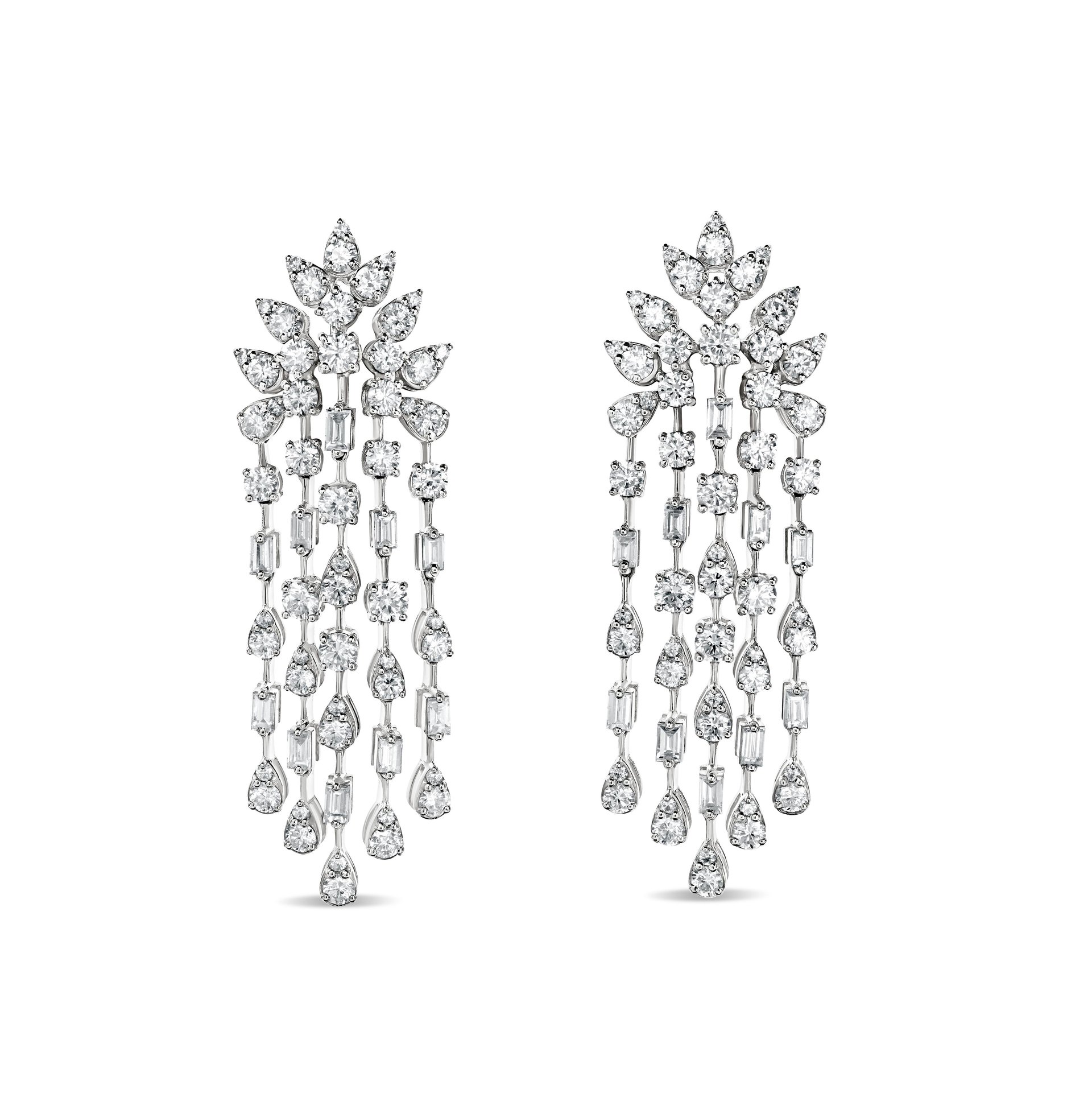 Пусеты с бриллиантами 4.89 карат, центральный камень 4.01 карат.