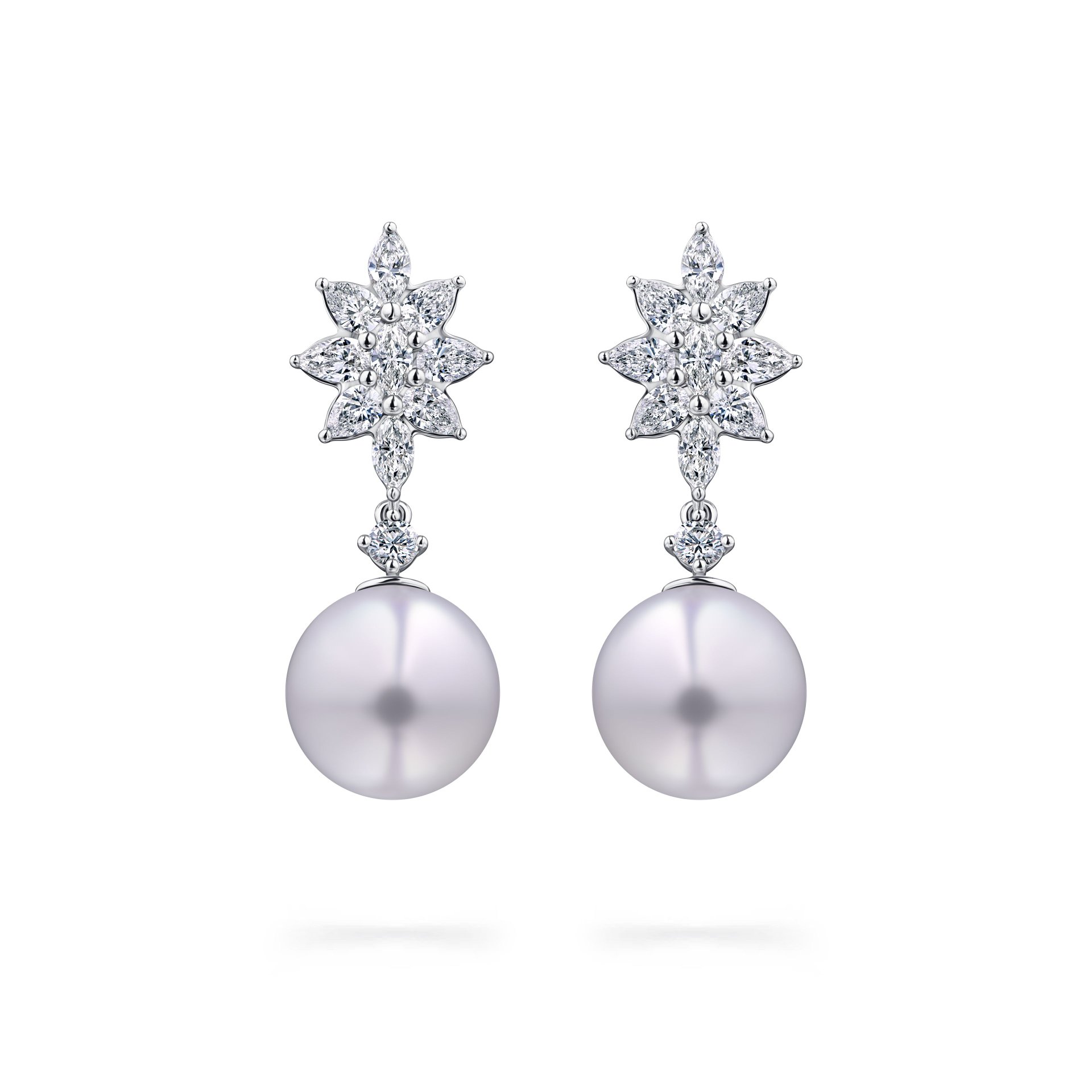 Серьги из белого золота с белым жемчугом 8.55 и 8.65 карат