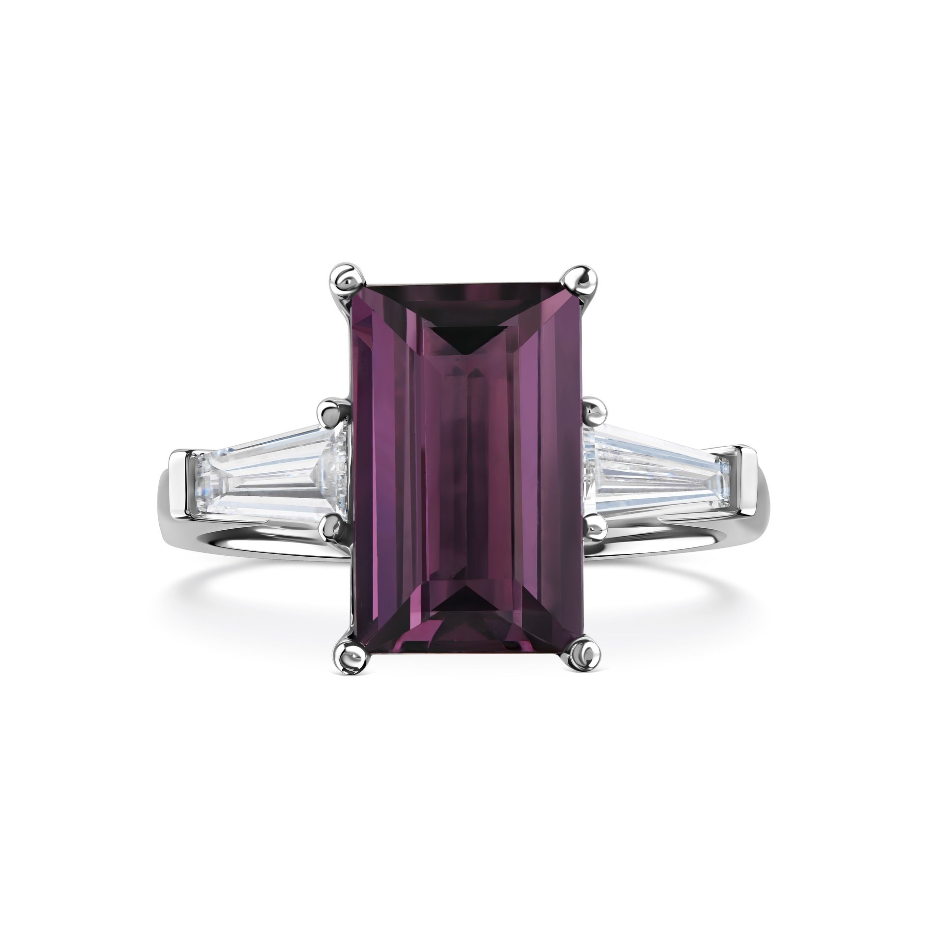 Кольцо из белого золота с центральной шпинелью 3.19 карат