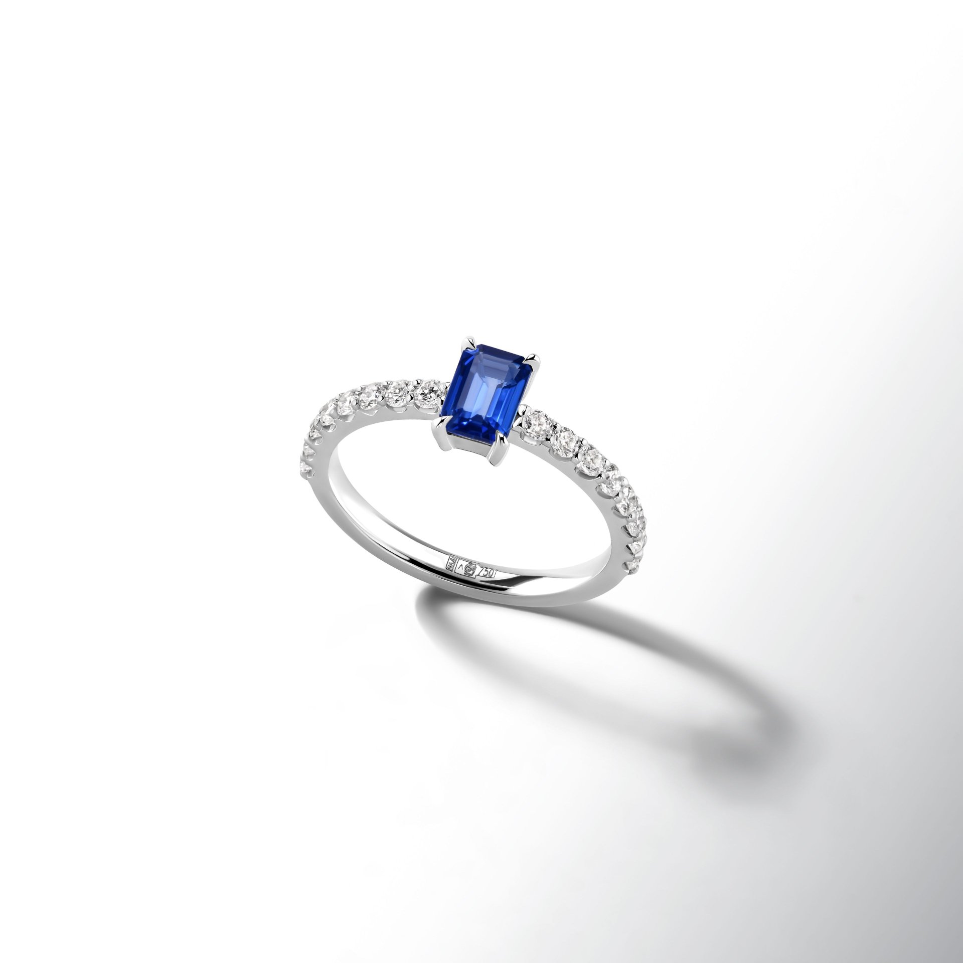 Кольцо из белого золота с бриллиантом и сапфиром 0.737 карат