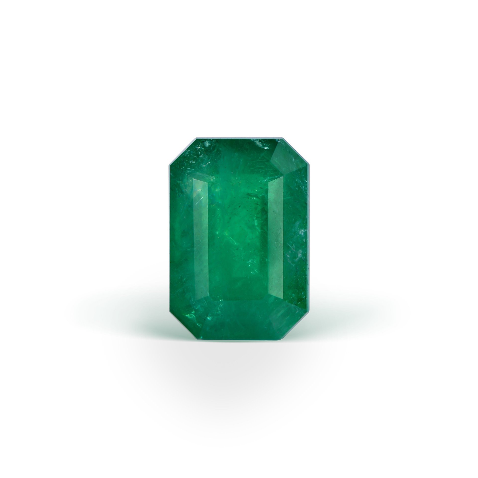 Изумруд 11.78 карата крупным планом, насыщенный зелёный оттенок