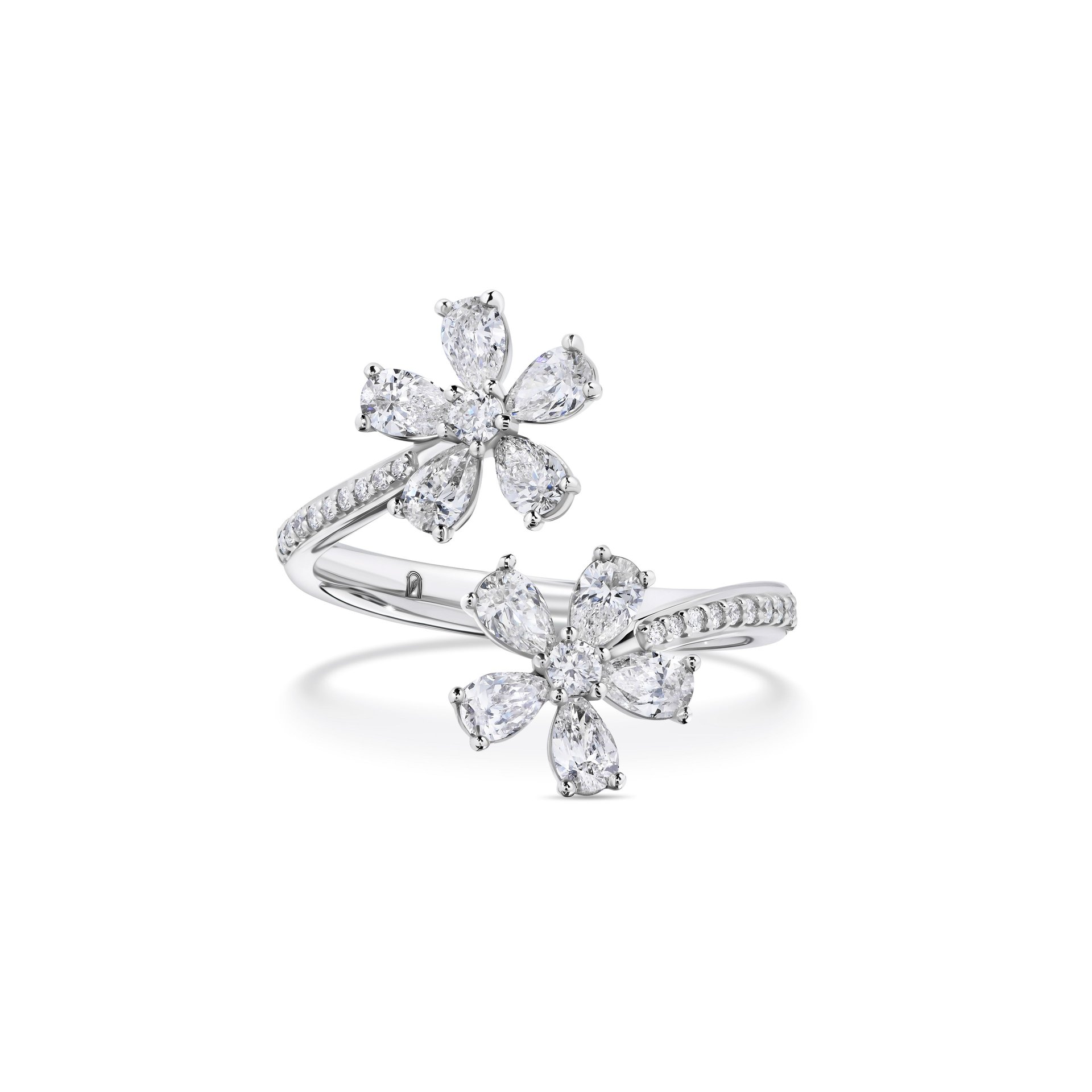 Кольцо с бриллиантом 0.886 карат в белом золоте, украшенное бриллиантами 1.026 карат