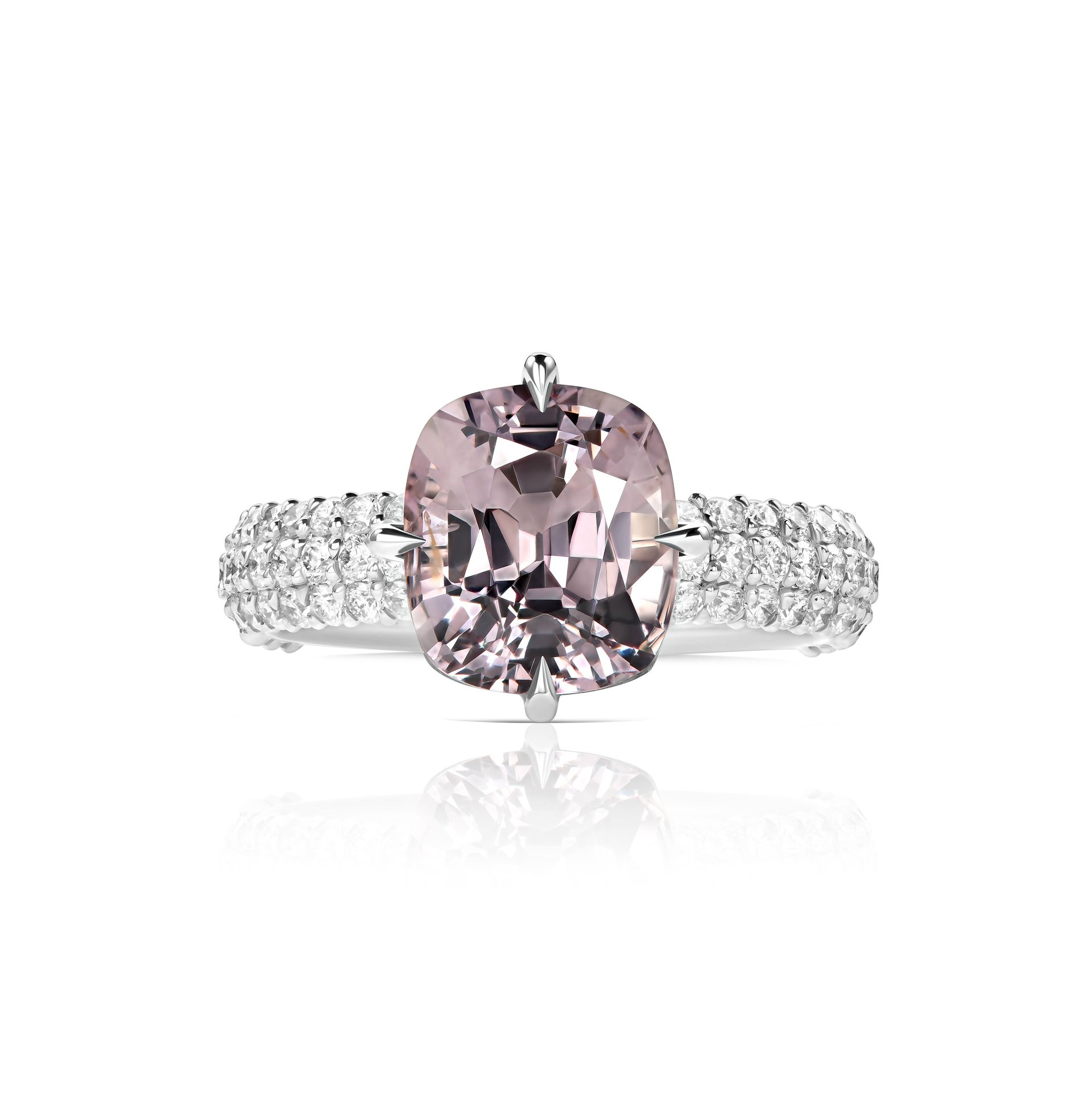 Кольцо из белого золота с центральной шпинелью 3.37 карат