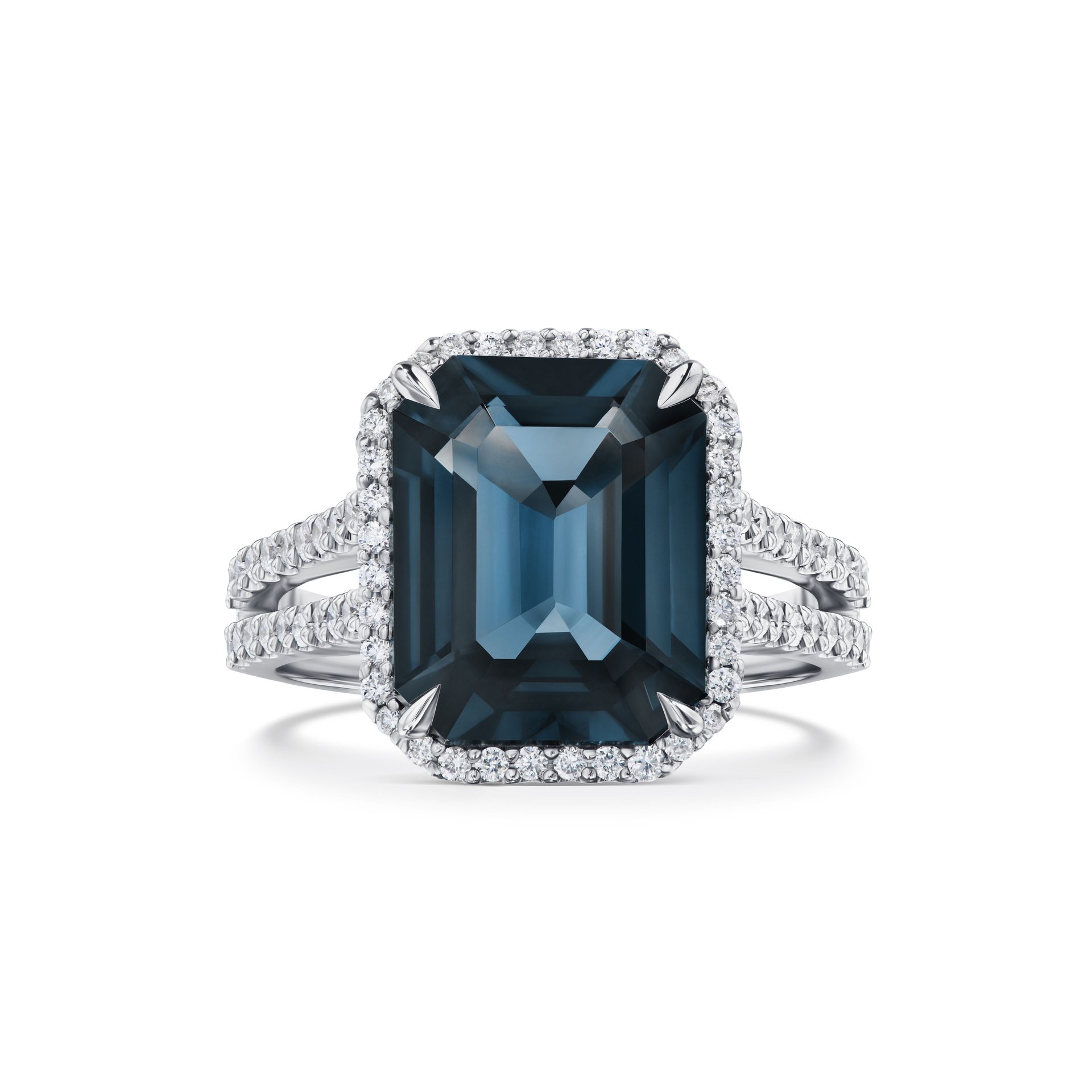 Кольцо из белого золота с центральной шпинелью 4.56 карат.