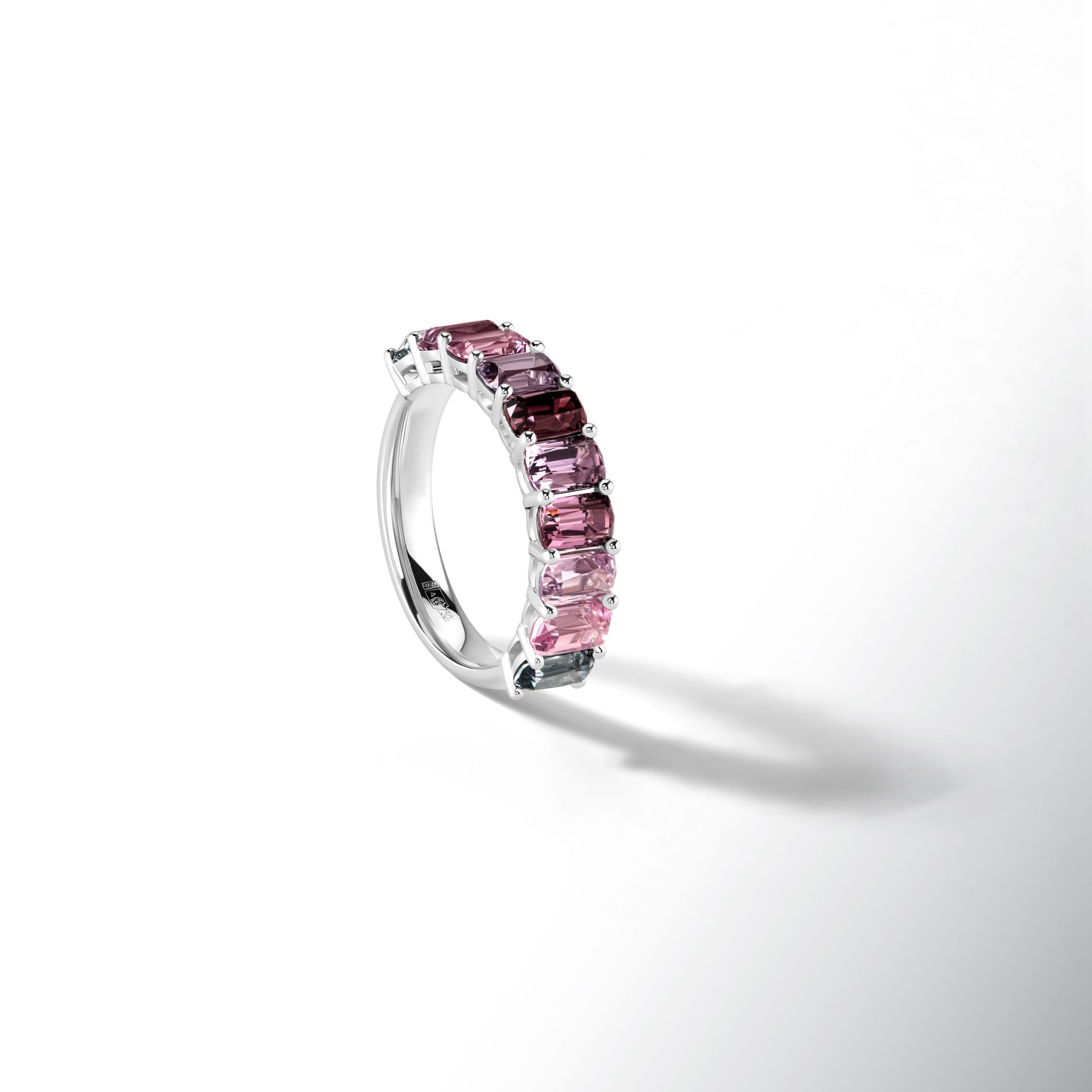 Кольцо-дорожка с каскадом ягодных шпинелей, центральный камень 3.373 карат
