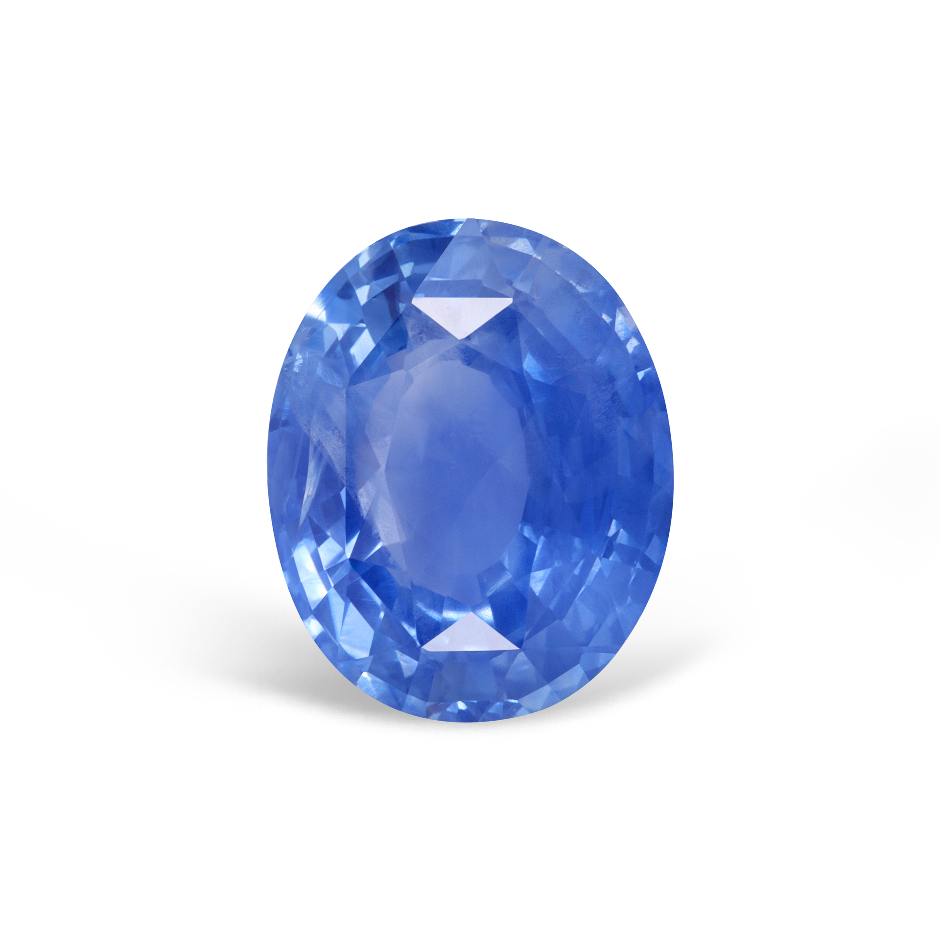 Сапфир cornflower blue 10.12 карат крупным планом, насыщенный синий цвет