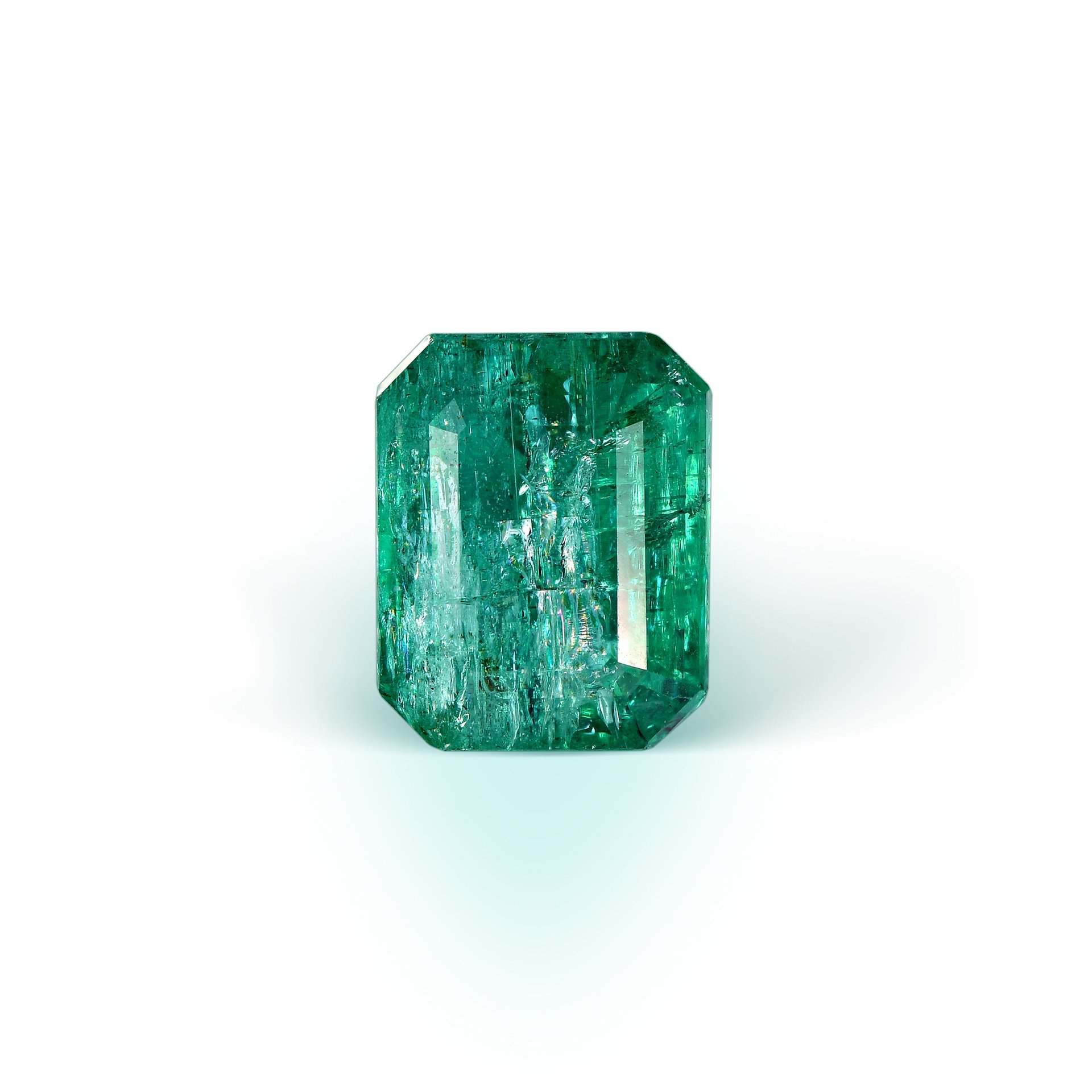 Изумруд 2.29 карата крупным планом, насыщенный зелёный цвет