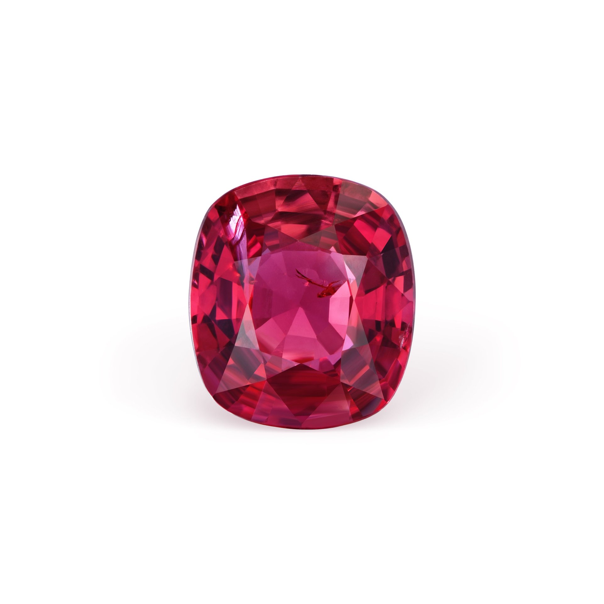 Кольцо с центральной шпинелью 1.3 карата, элегантный дизайн.