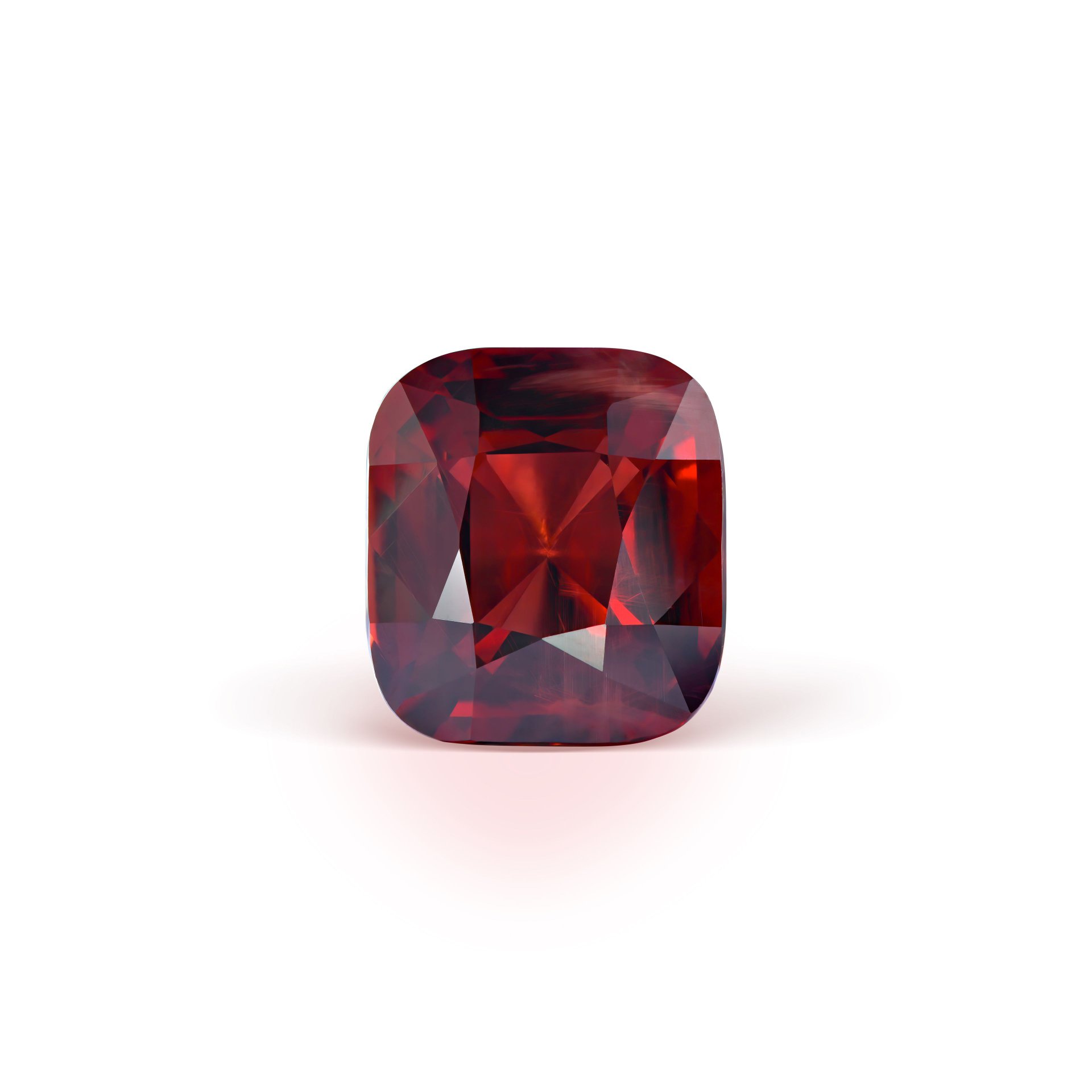 Шпинель 9.09 карата крупным планом, насыщенный красный цвет
