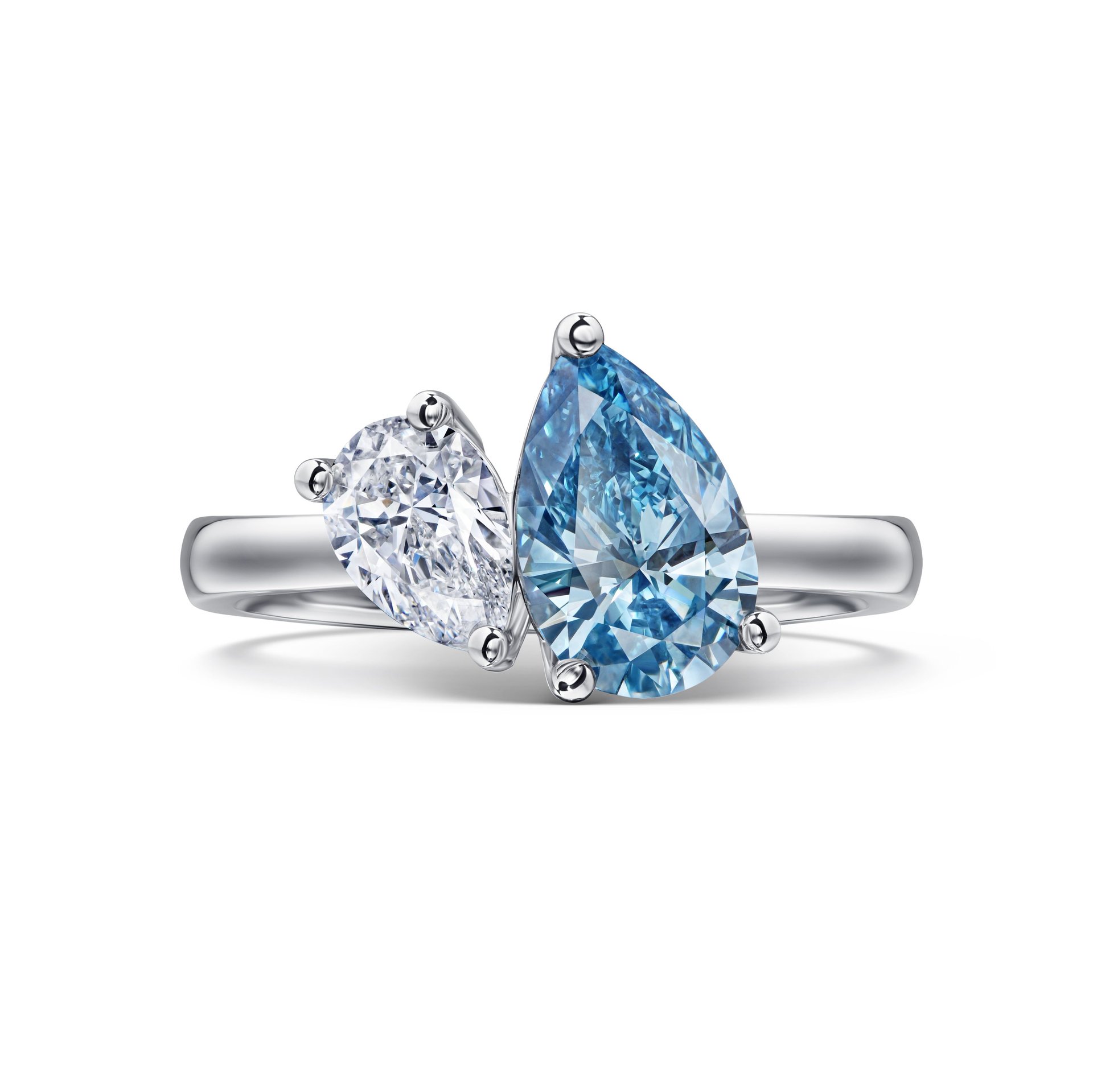 Кольцо из белого золота с голубым бриллиантом 1.20 карата.