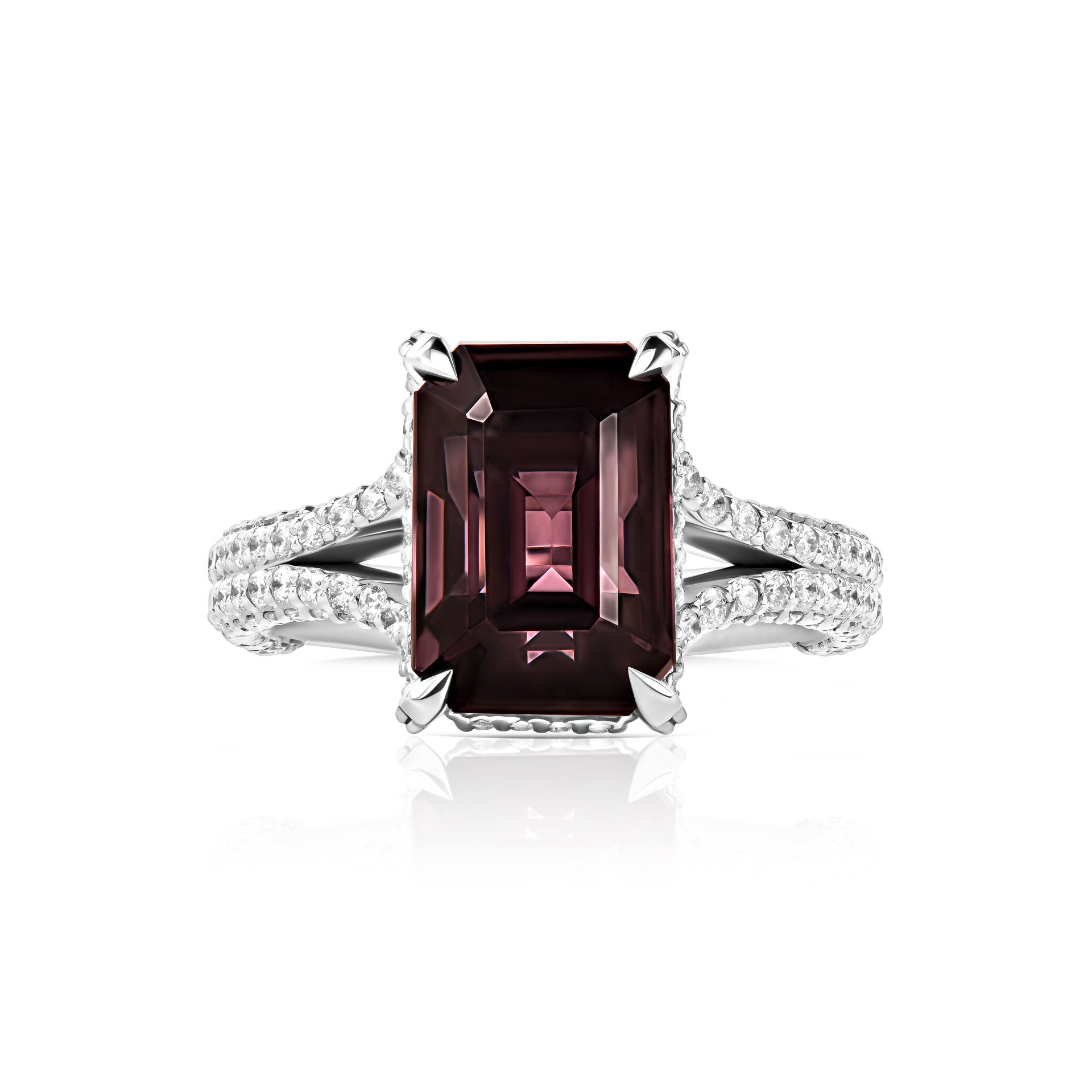 Кольцо из белого золота с центральной шпинелью 5.56 карата