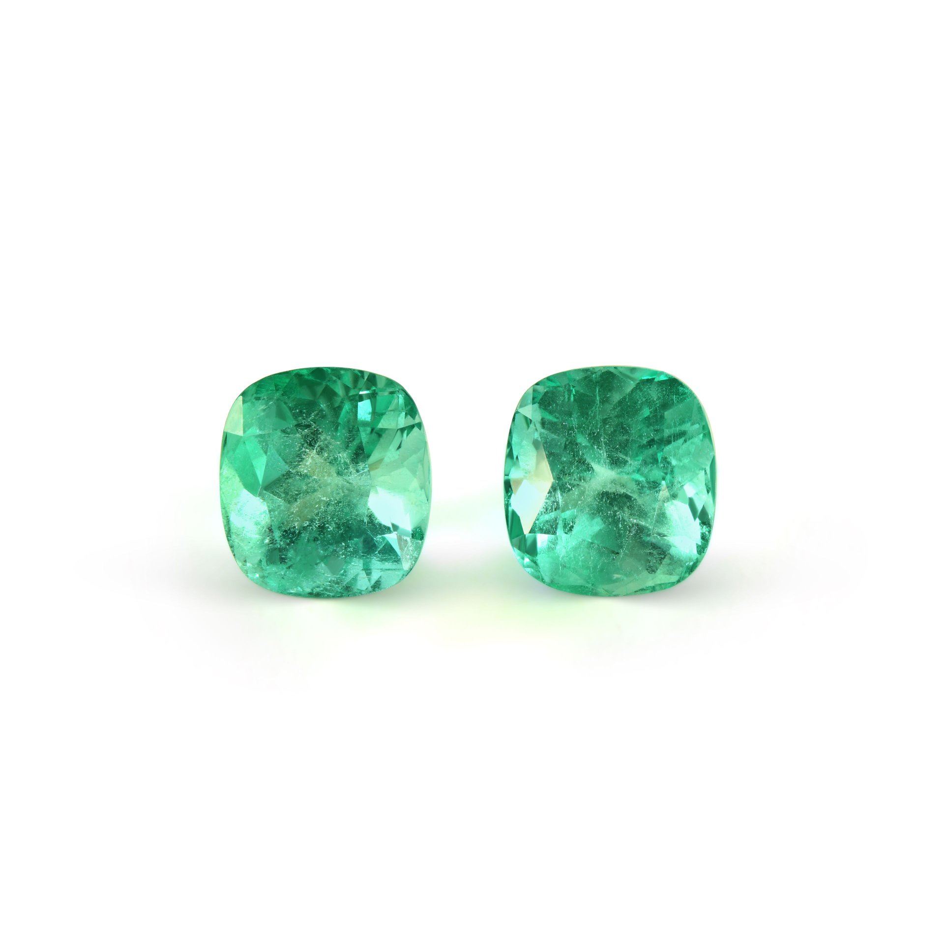 Пара изумрудов 7.22 и 6.75 карата, насыщенный зелёный цвет