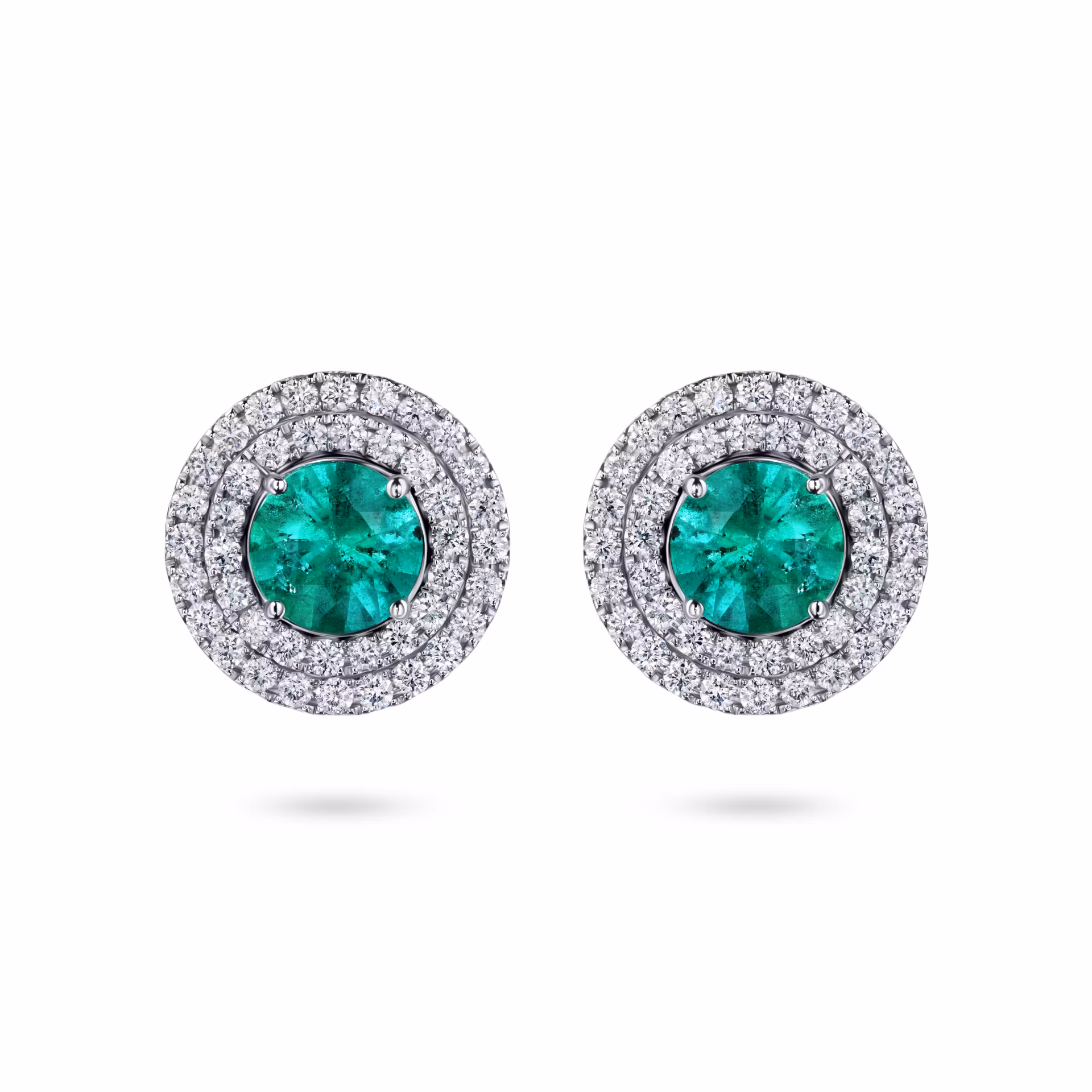 Пусеты из белого золота с изумрудами 0.44 и 0.42 карата.