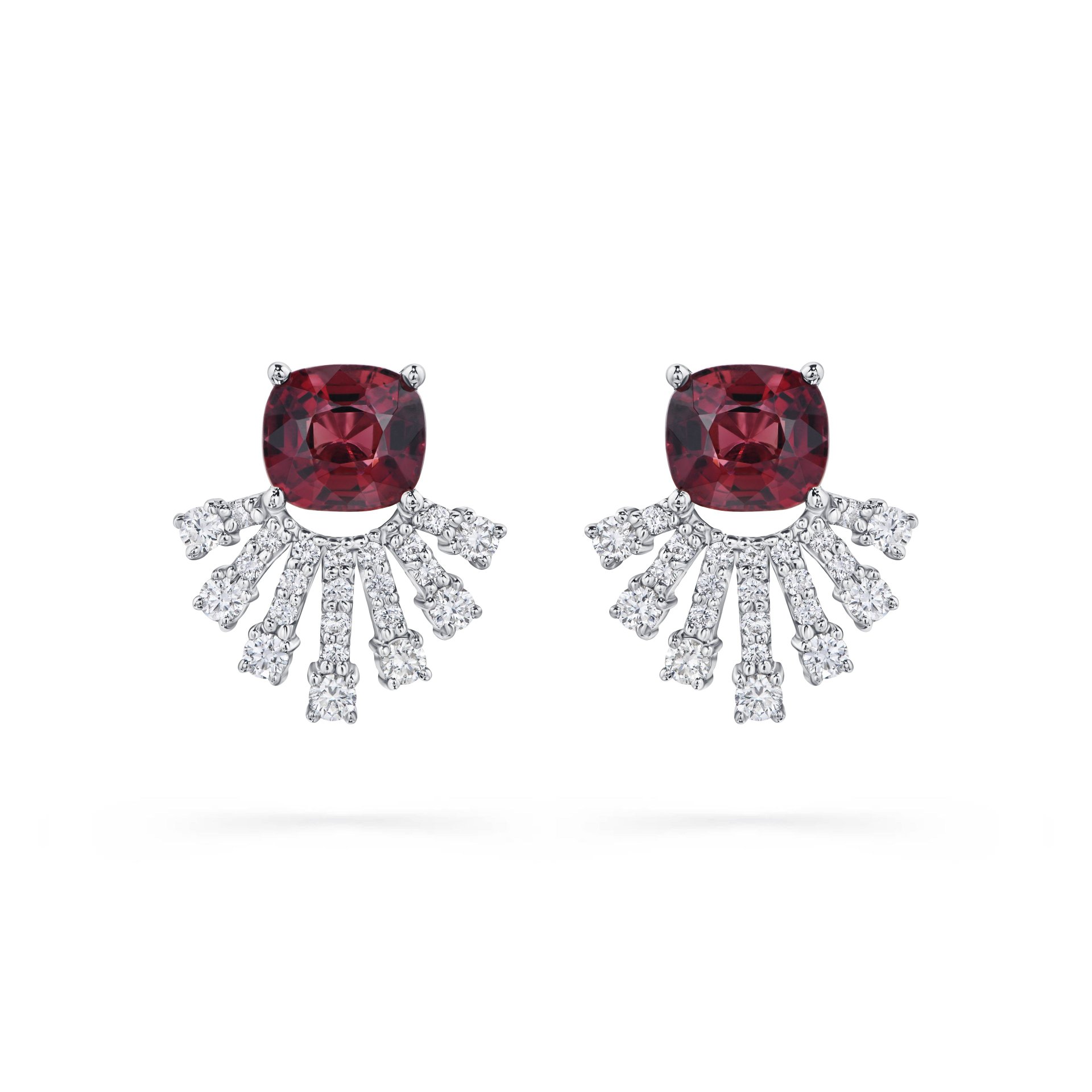 Пусеты из белого золота со шпинелью 1.06 и 0.93 карата.