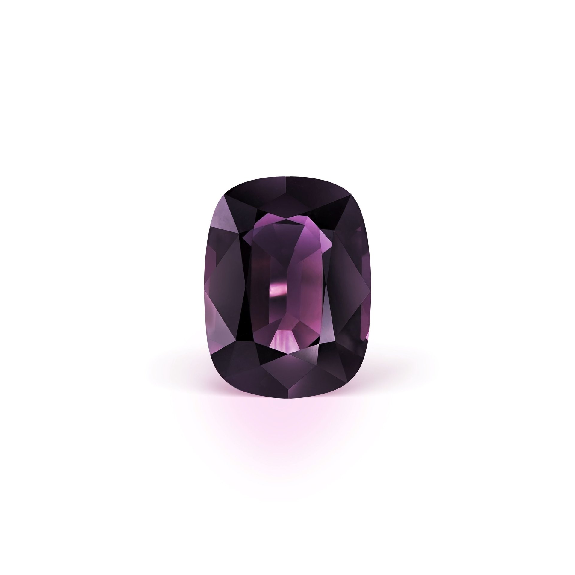 Шпинель 8.99 карата крупным планом, насыщенный красный цвет