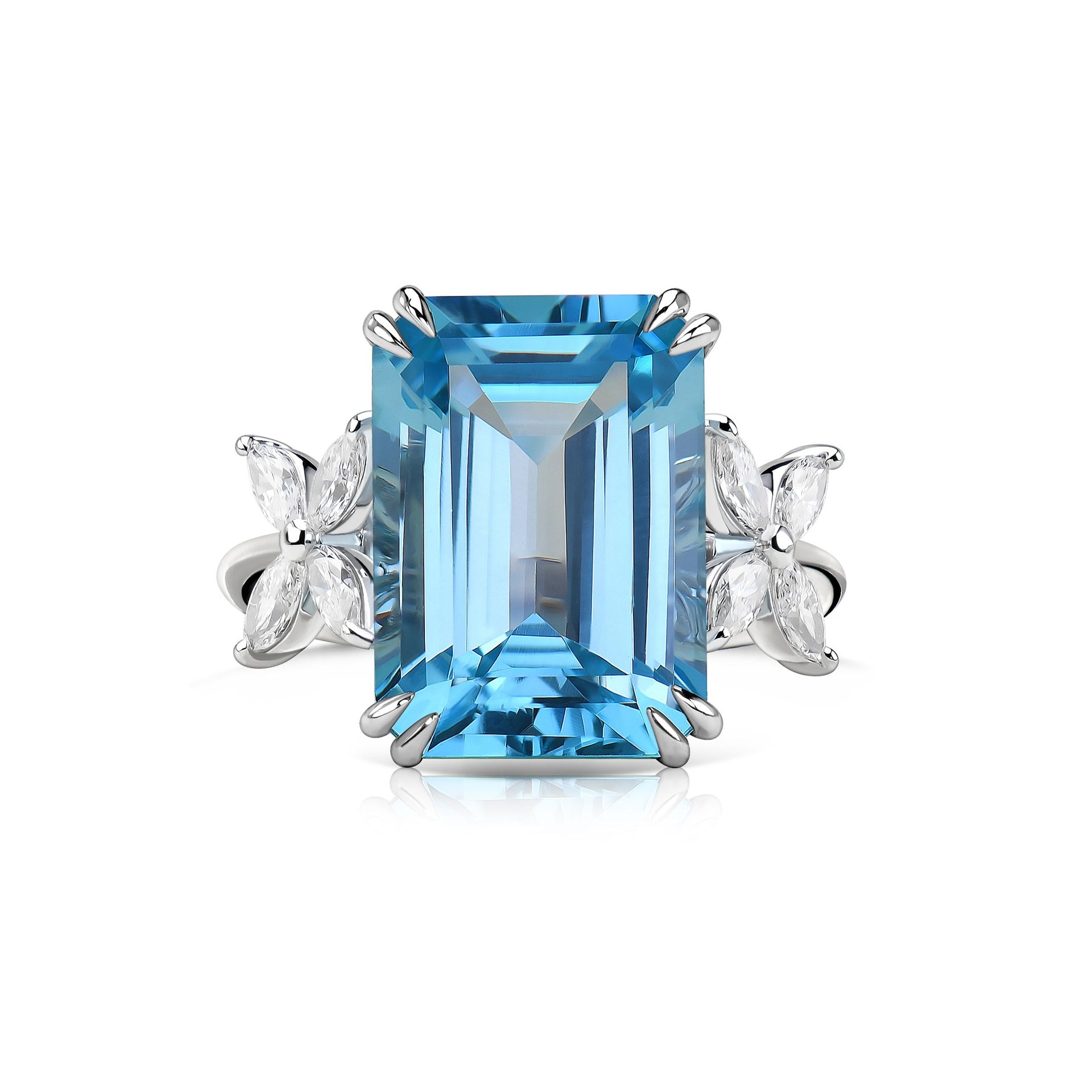 Кольцо из белого золота с топазом 11.74 карата