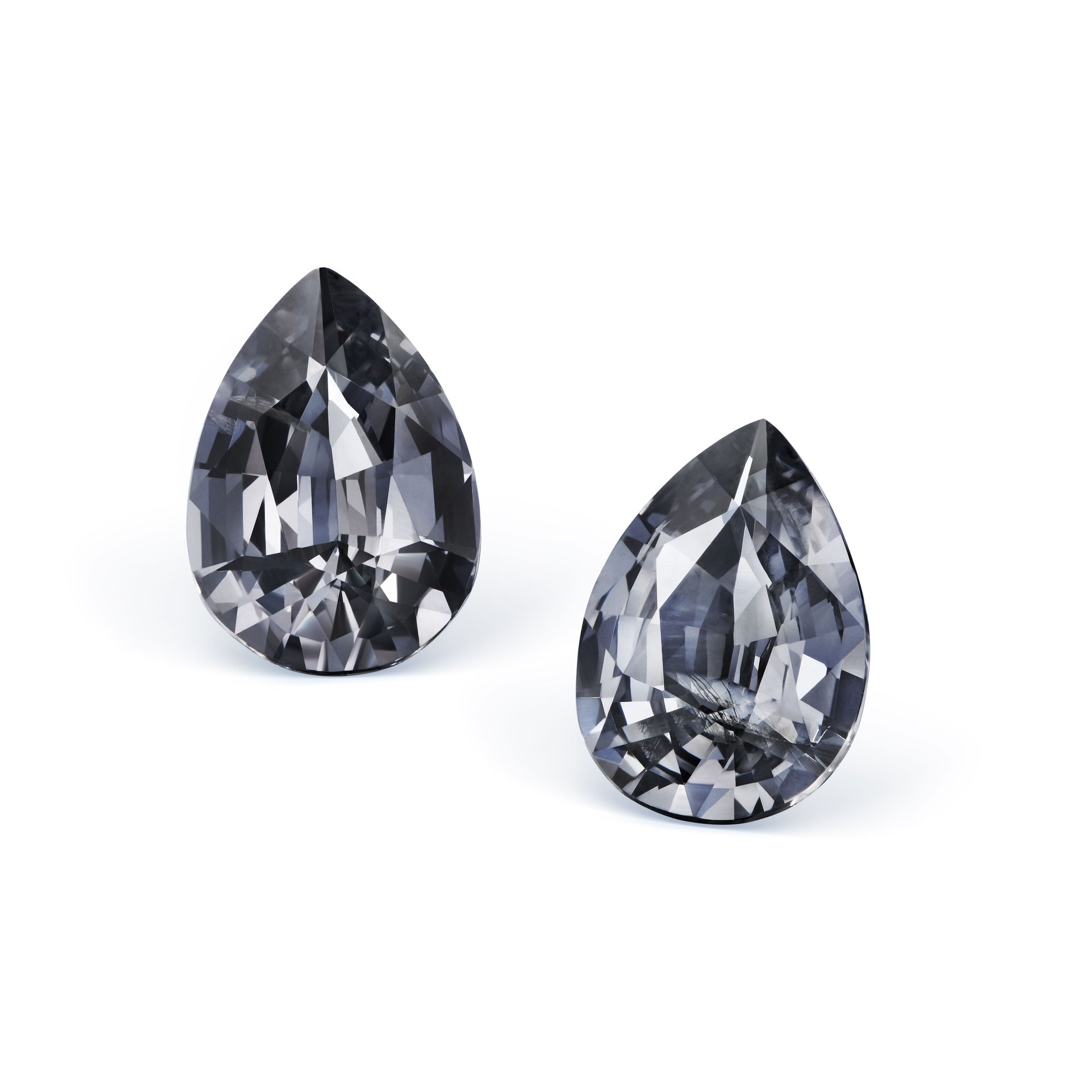 Пара шпинелей 2.58 и 2.49 карат на светлом фоне.