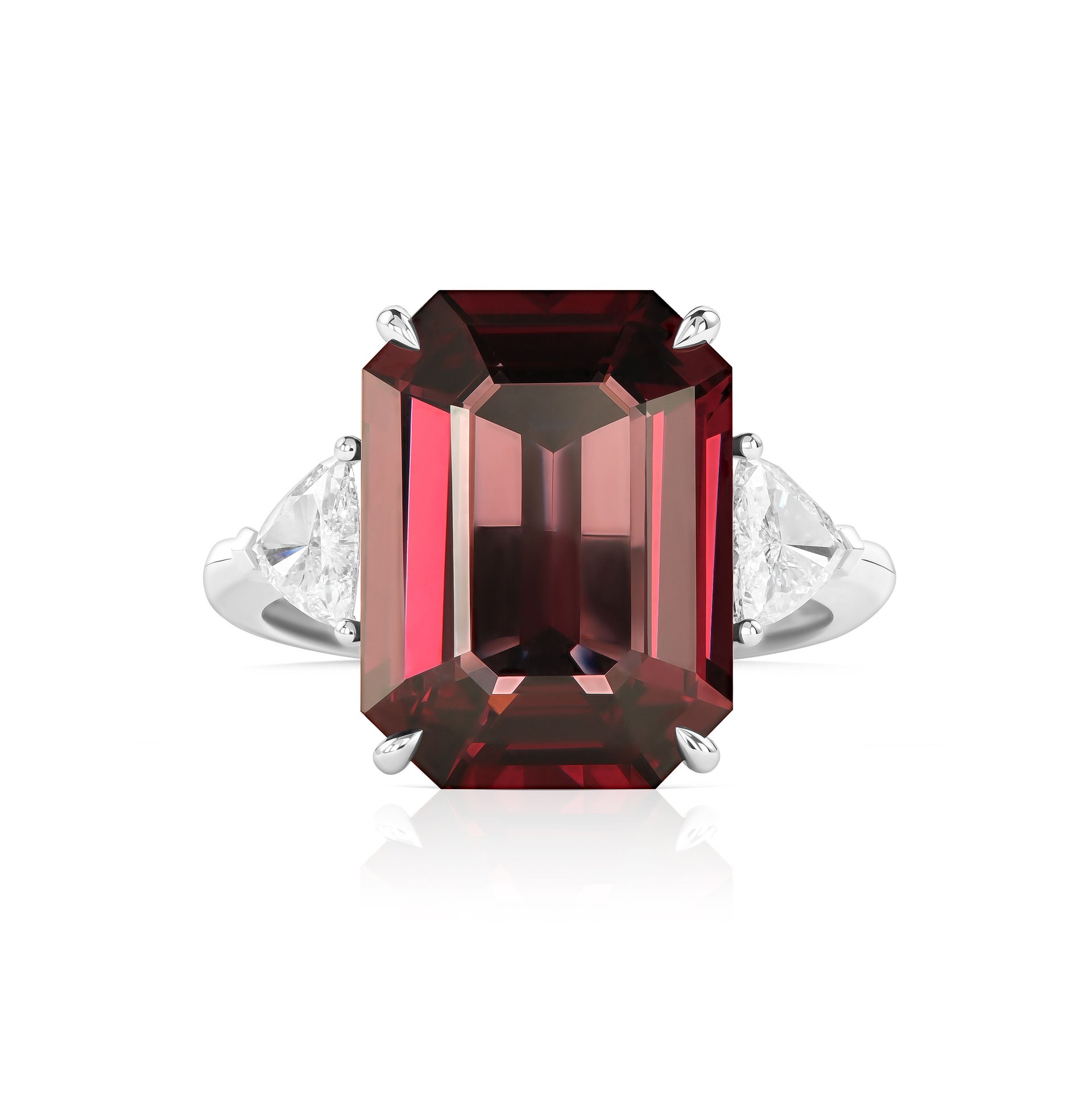 Кольцо из белого золота с крупной шпинелью 12.39 карата