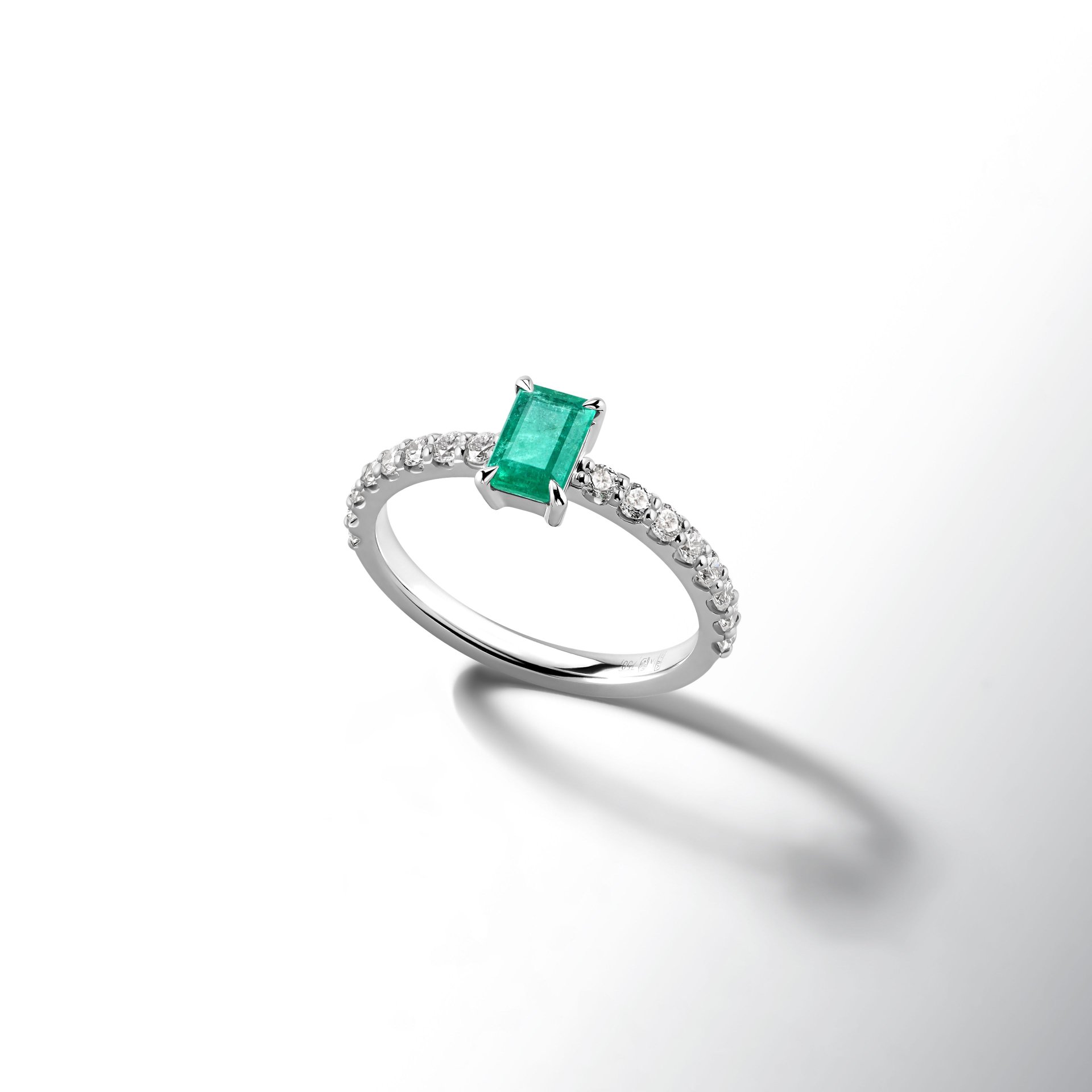 Кольцо из белого золота с изумрудом и бриллиантом 0.53 карат