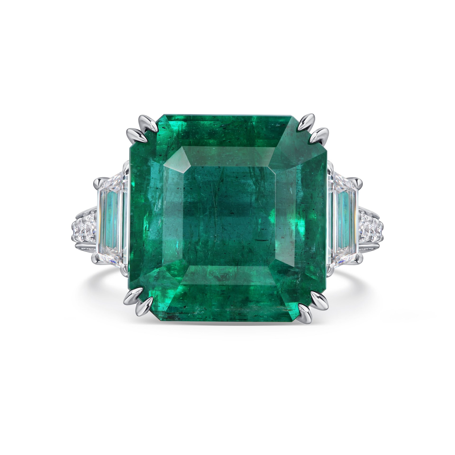 Кольцо из белого золота с изумрудом 7.79 карат.