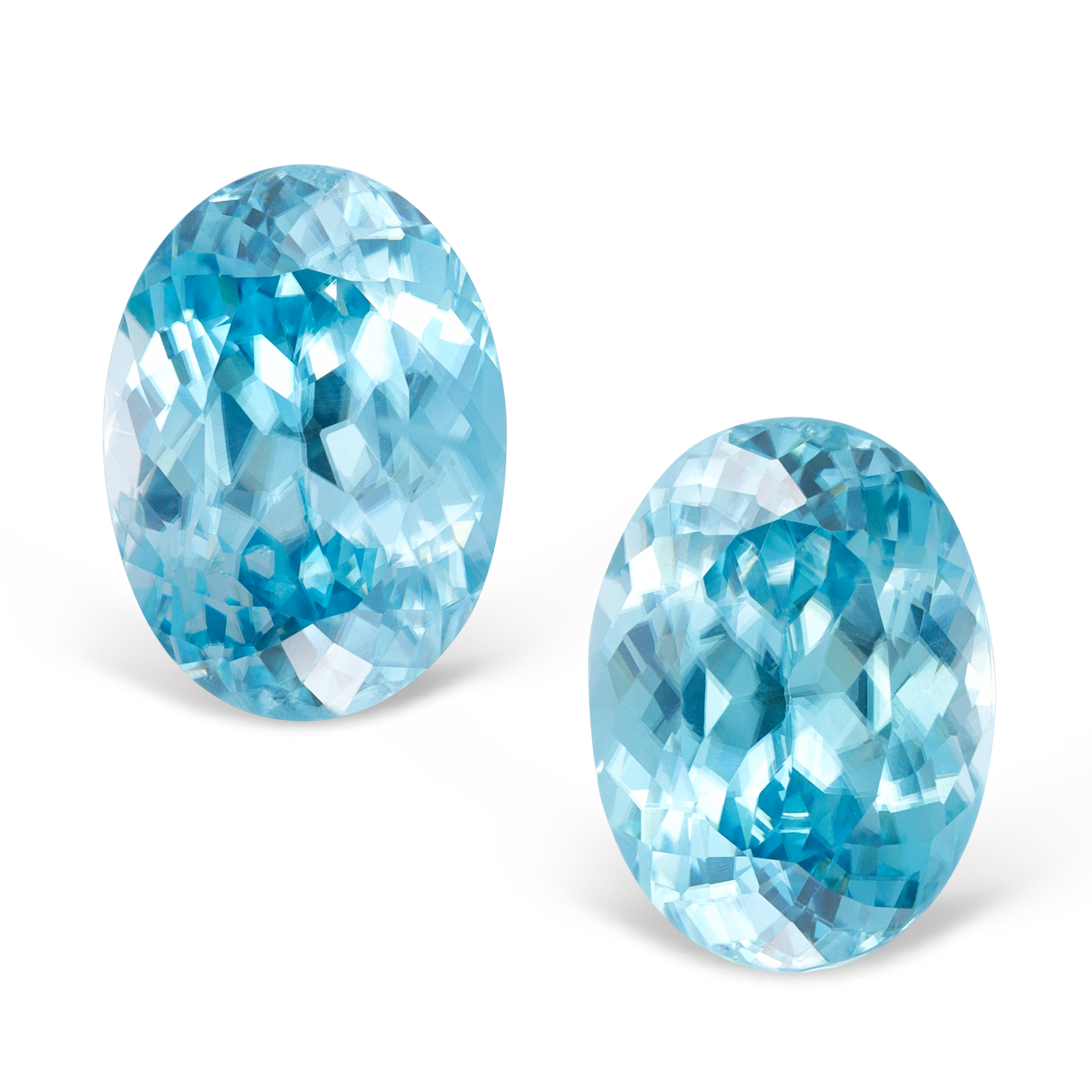 Пара цирконов 5.49 и 5.45 карат, центральный камень 5.49 карат