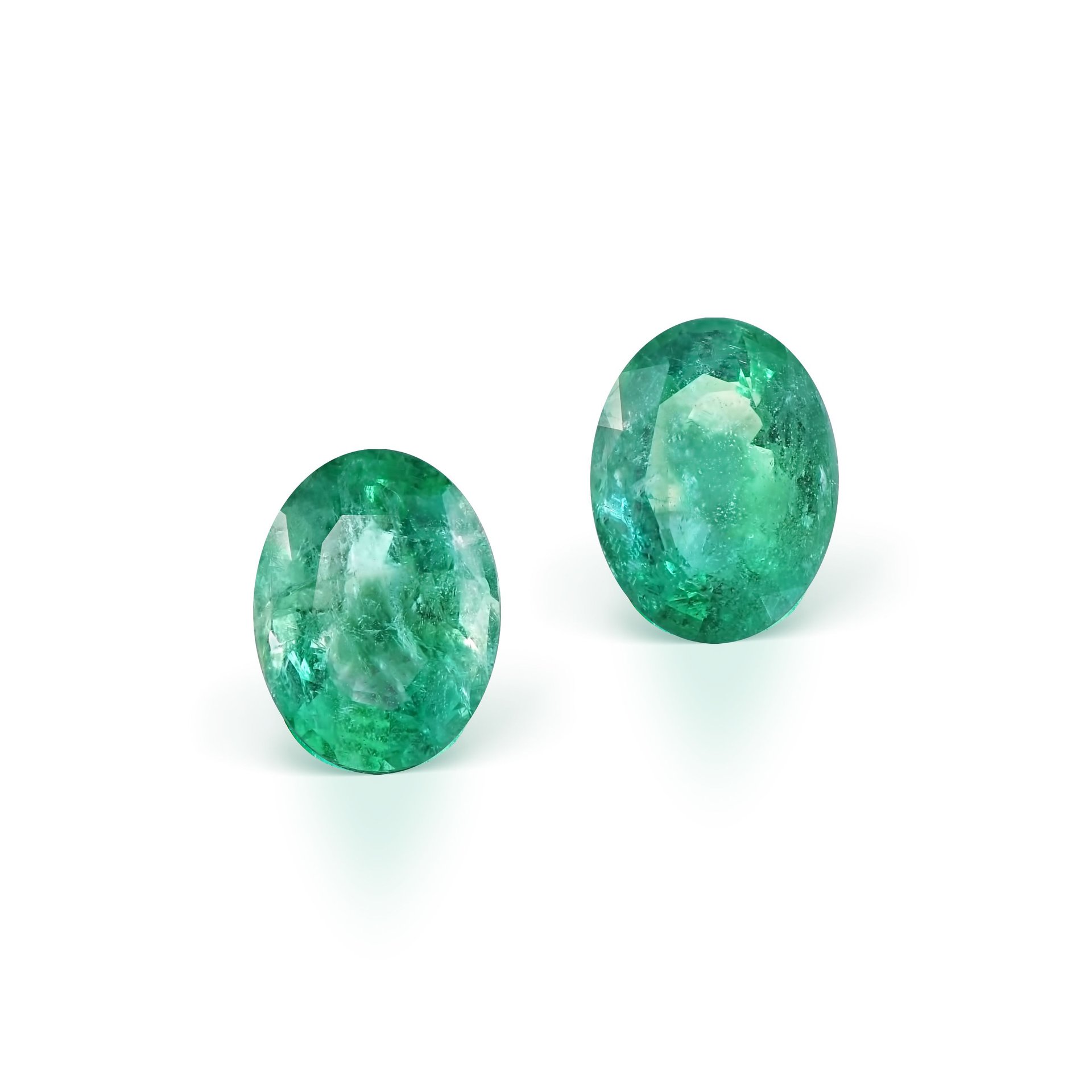 Пара изумрудов 4.53 и 4.85 карата, насыщенный зелёный цвет