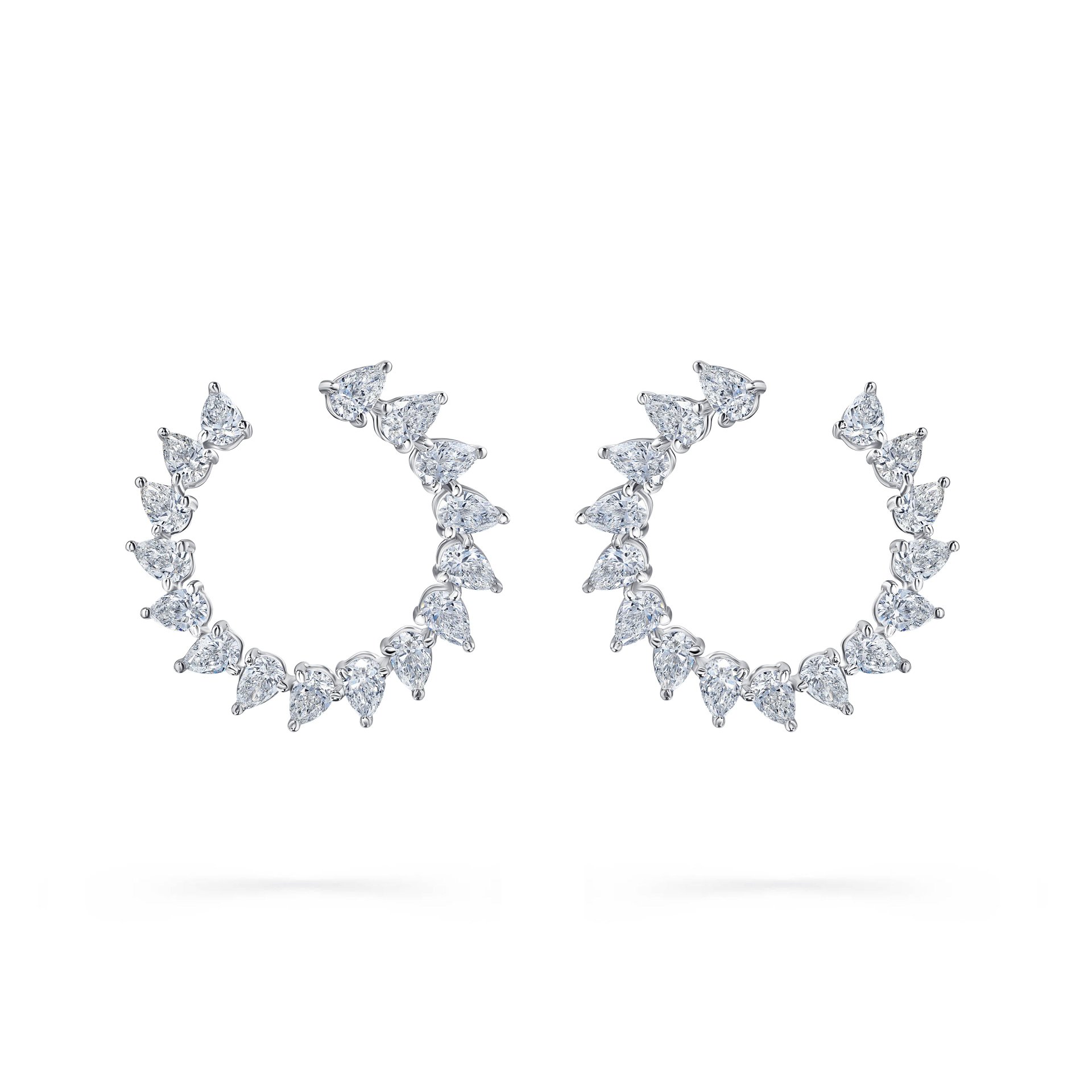 Пусеты с бриллиантами 4.44 карата, изысканные и элегантные.