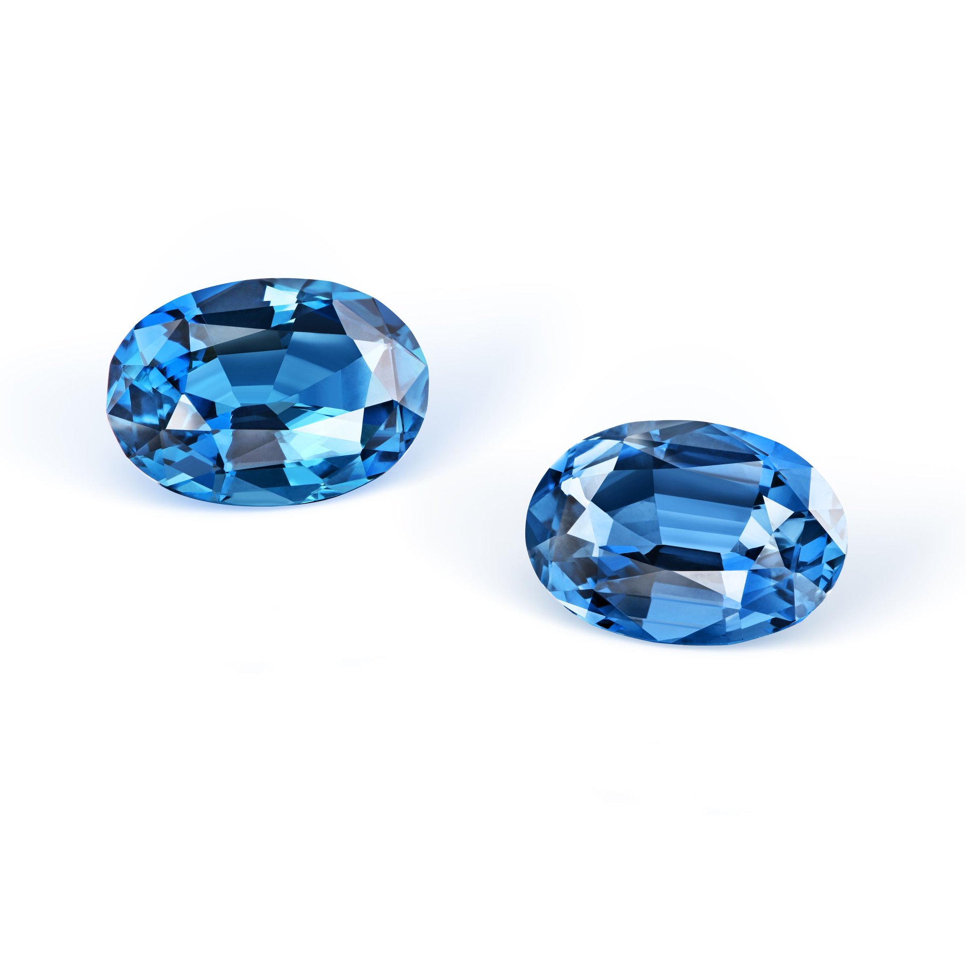 Серьги с топазами London blue 6.36 и 6.15 карат.